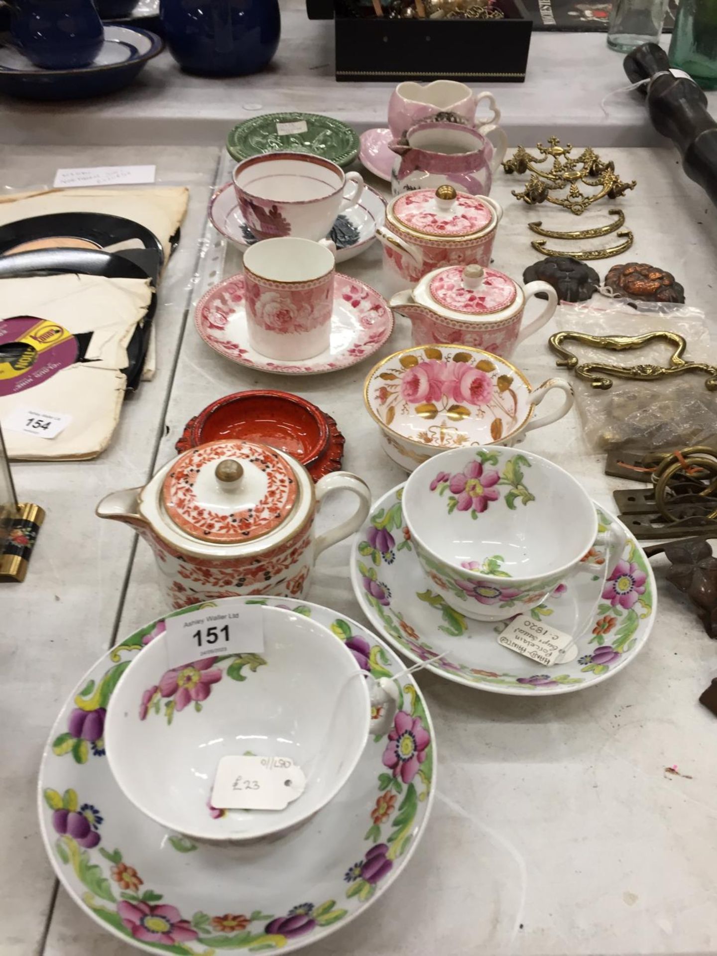 A QUANTITY OF ANTIQUE AND VINTAGE CHINA CUPS AND SAUCERS TO INCLUDE WEDGWOOD JUGS, SUGAR BOWL, CUP - Image 2 of 4