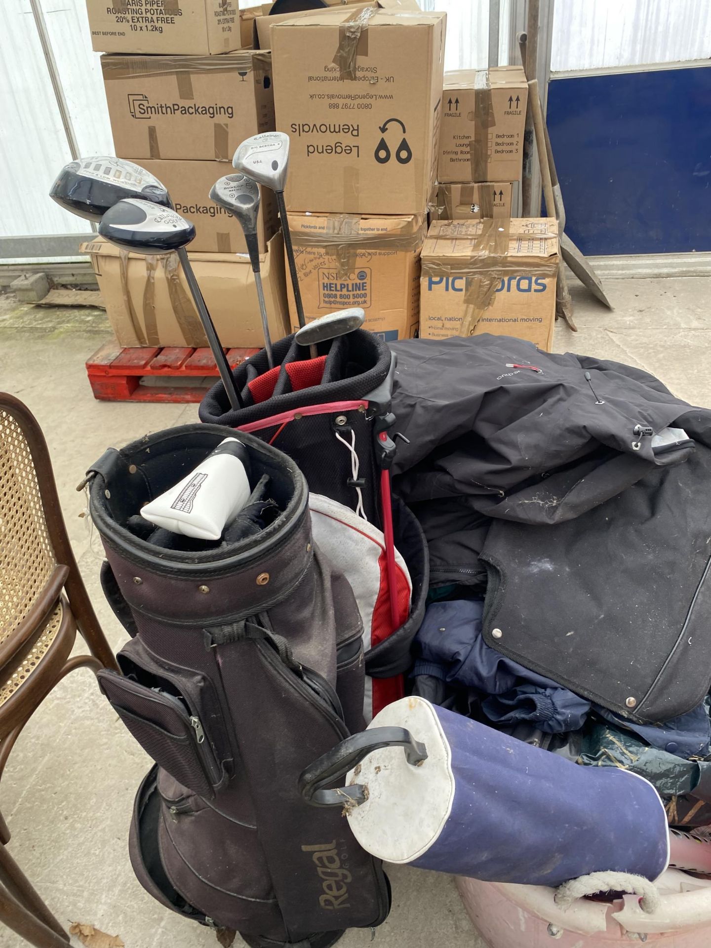 A MIXED LOT OF GOLFING AND FURTHER ITEMS, CALLAWAY CLUBS ETC - Image 2 of 3