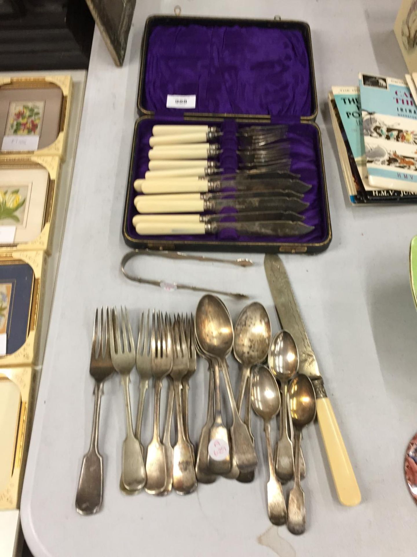 A QUANTITY OF VINTAGE FLATWARE TO INCLUDE A CASED SET OF FISH KNIVES AND FORKS, PLUS HALLMARKED