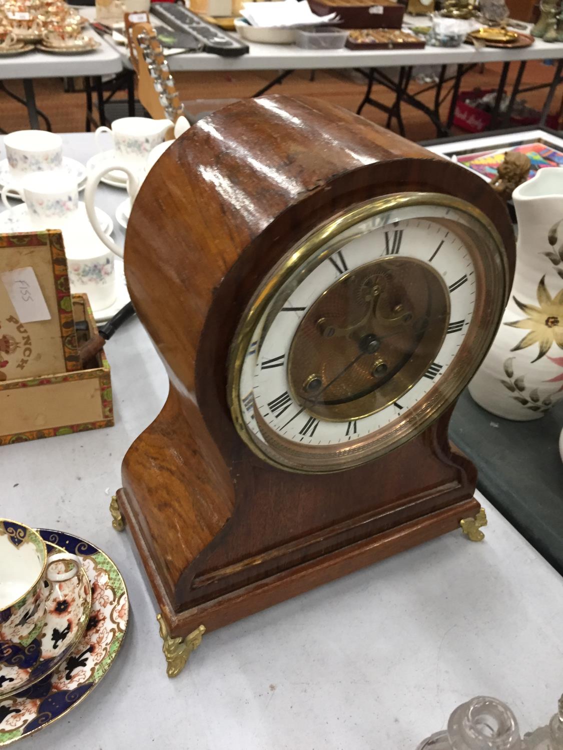 A LARGE VINTAGE MAHOGANY CASED MANTLE CLOCK WITH BRASS FEET HEIGHT 33CM - Image 2 of 5