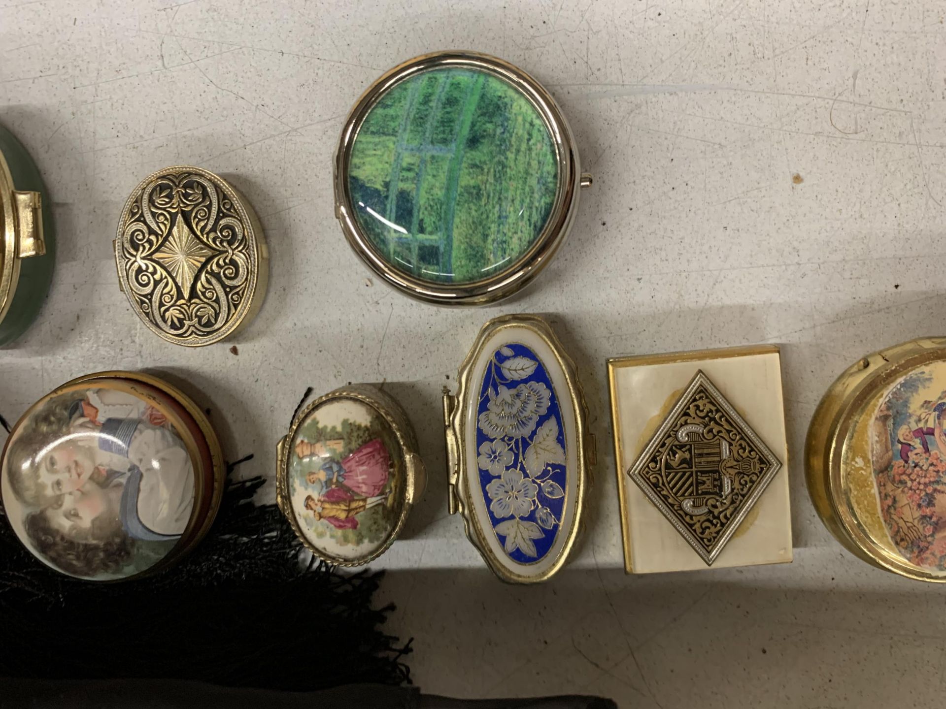 A MIXED GROUP OF VINTAGE PURSES, BAGS, TRINKET BOXES ETC - Image 5 of 5