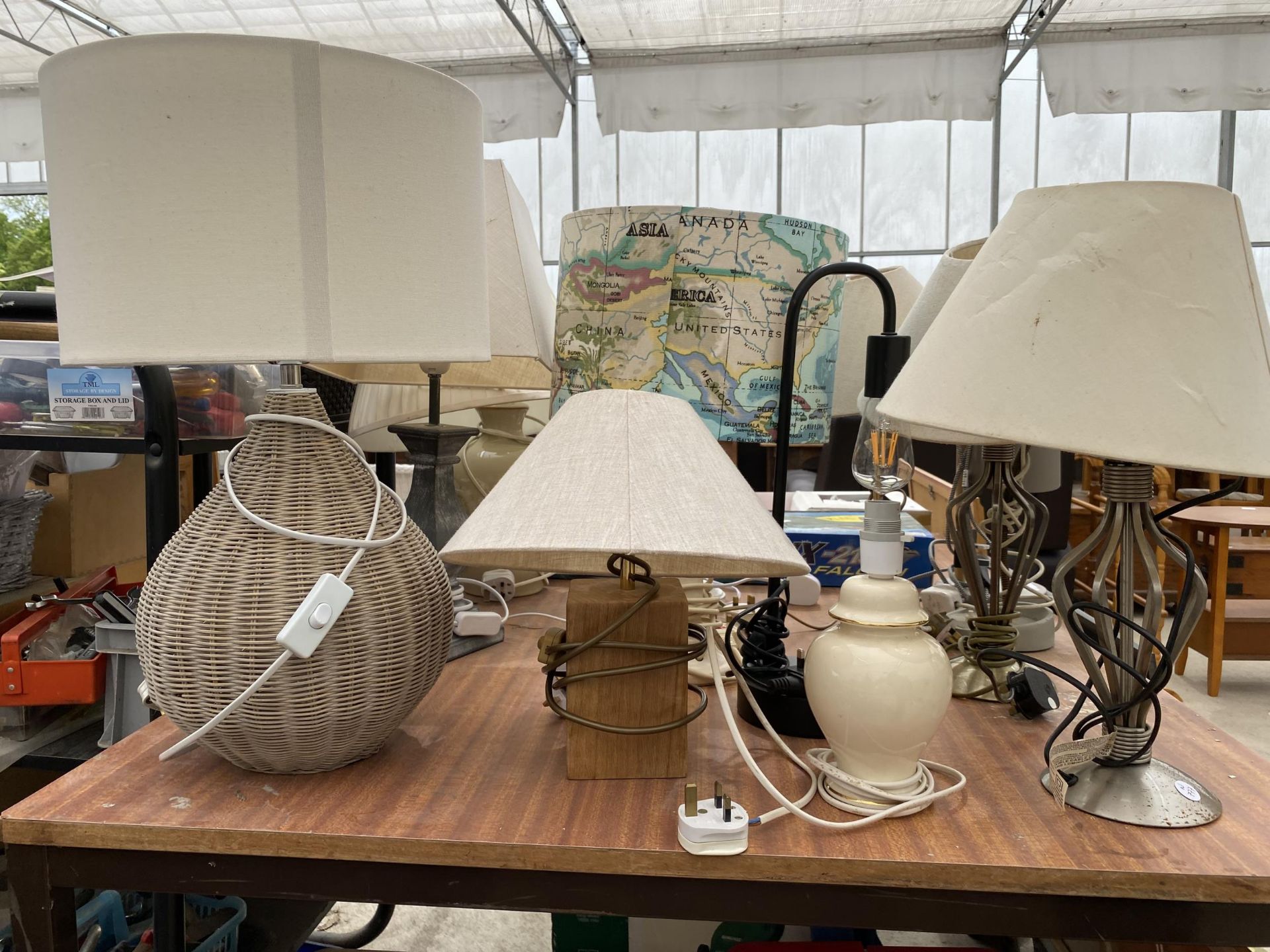 A COLLECTION OF TABLE LAMPS WITH SHADES - Image 4 of 5