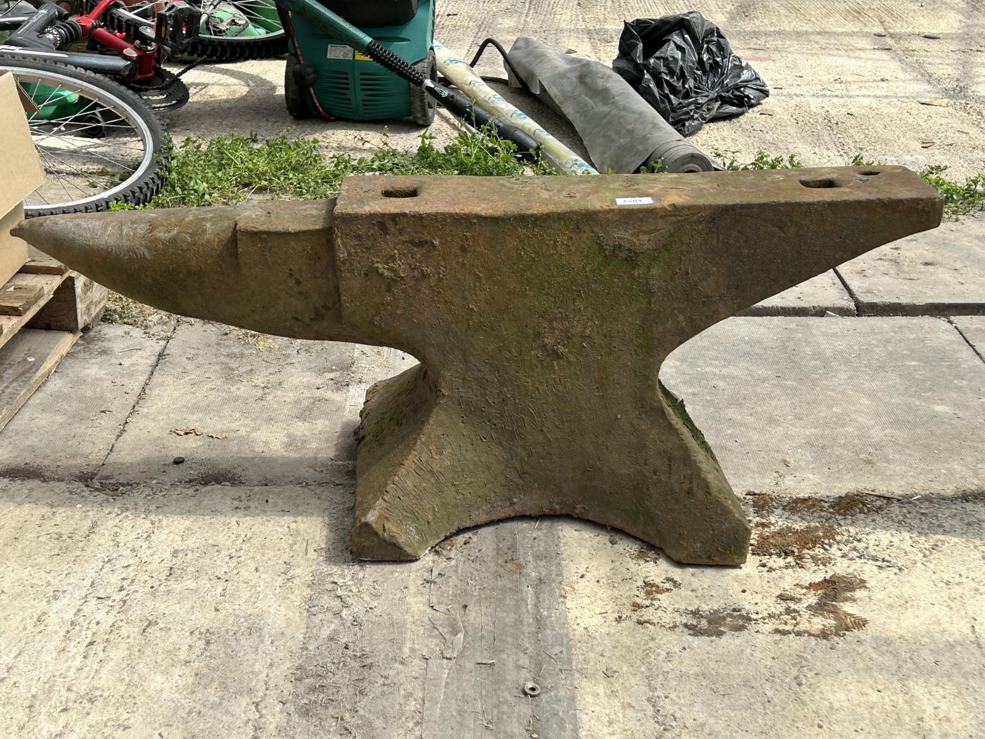 A LARGE VINTAGE CAST IRON BLACKSMITHS ANVIL (H:37CM L:103CM)