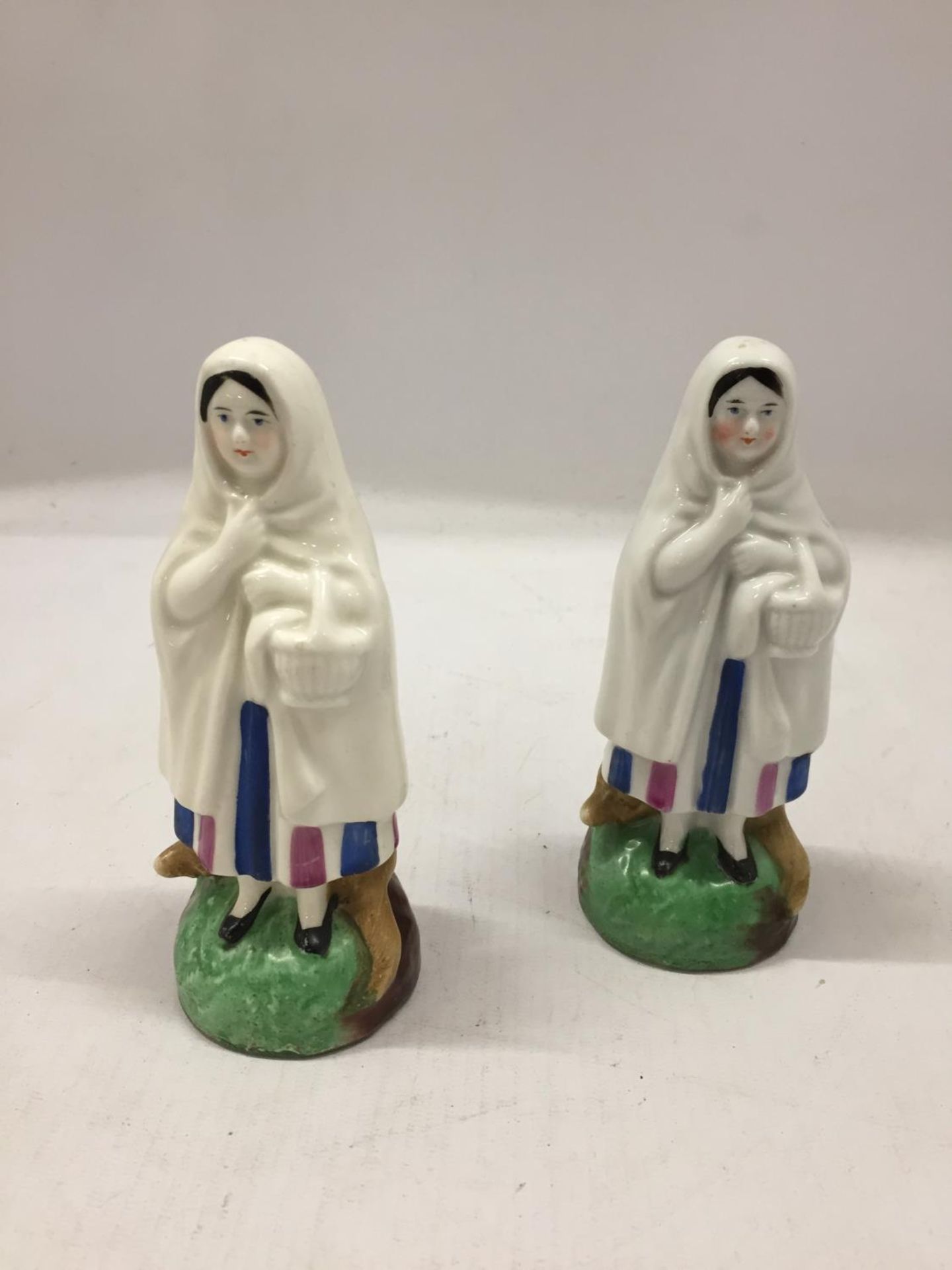 A PAIR OF STAFFORDSHIRE STYLE LADY FIGURINES HEIGHT 13.5CM
