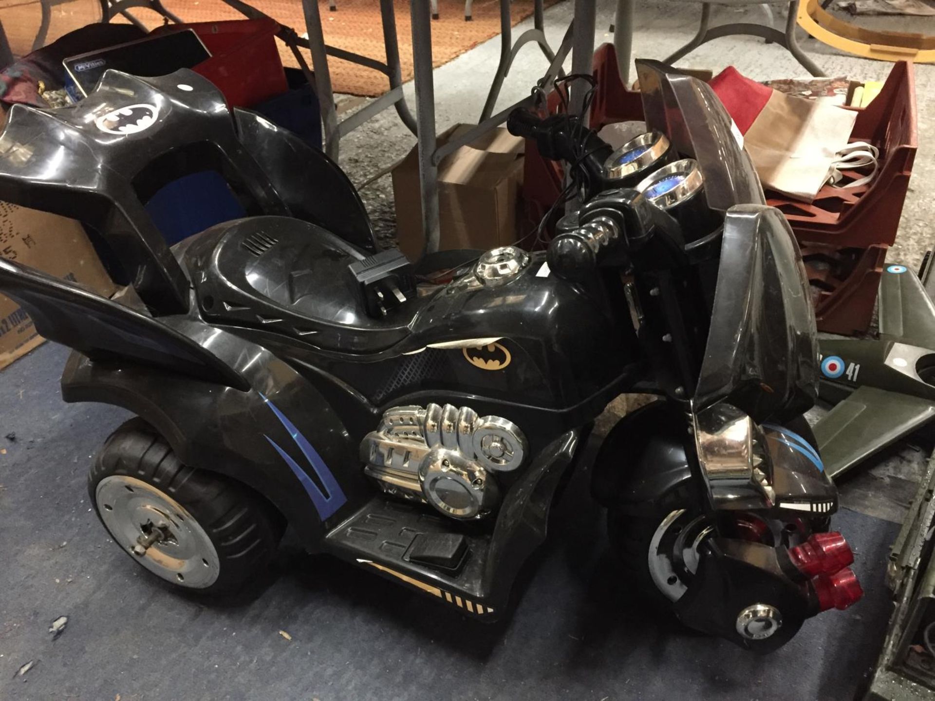 A 'BATMAN' BATTERY POWERED CHILD'S THREE WHEELED BIKE WITH CHARGER - Image 2 of 5