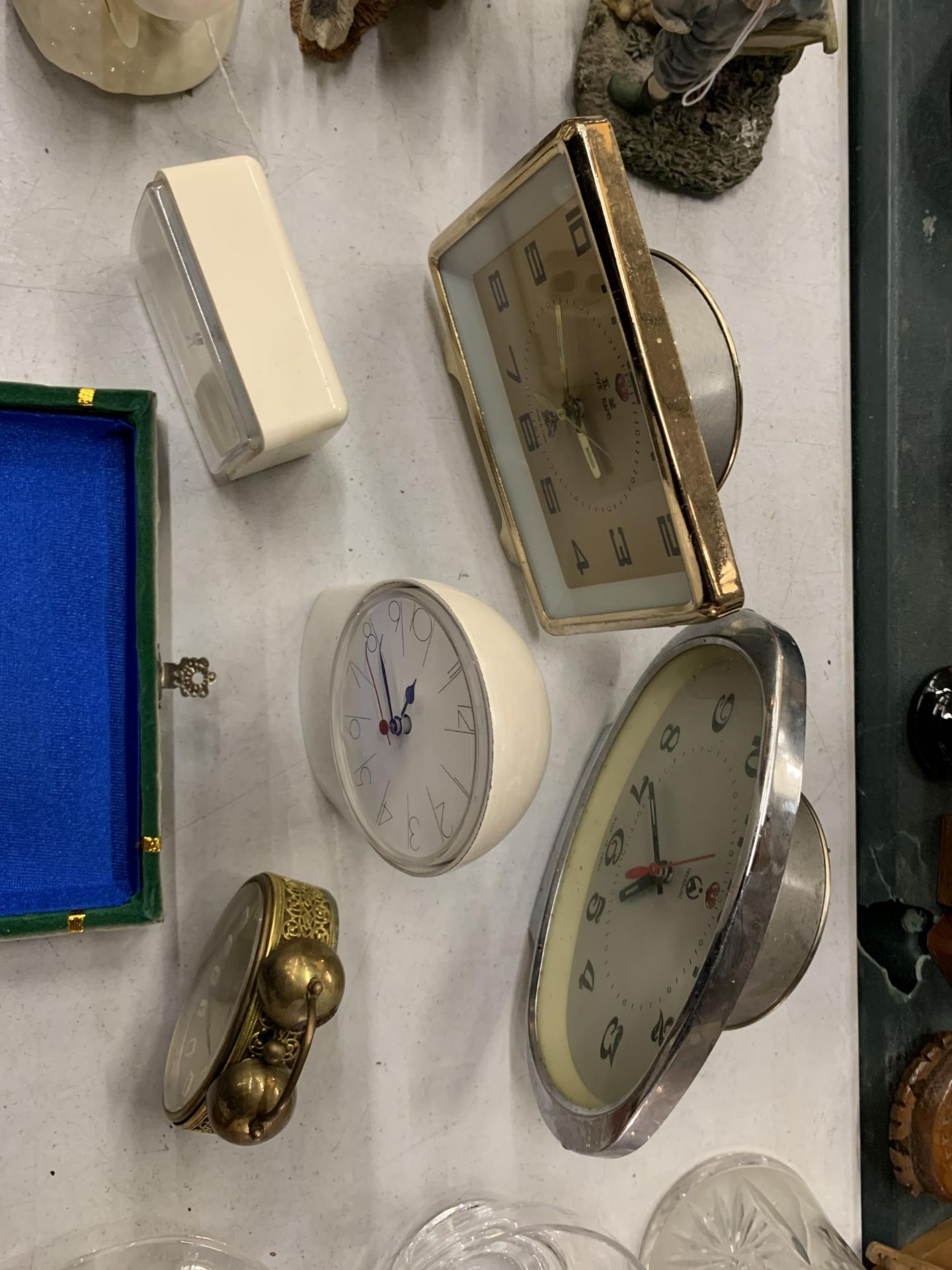 A QUANTITY OF VINTAGE CLOCKS TO INCLUDE MANTLE CLOCKS AND ALARM CLOCKS - 5 IN TOTAL - Image 3 of 3