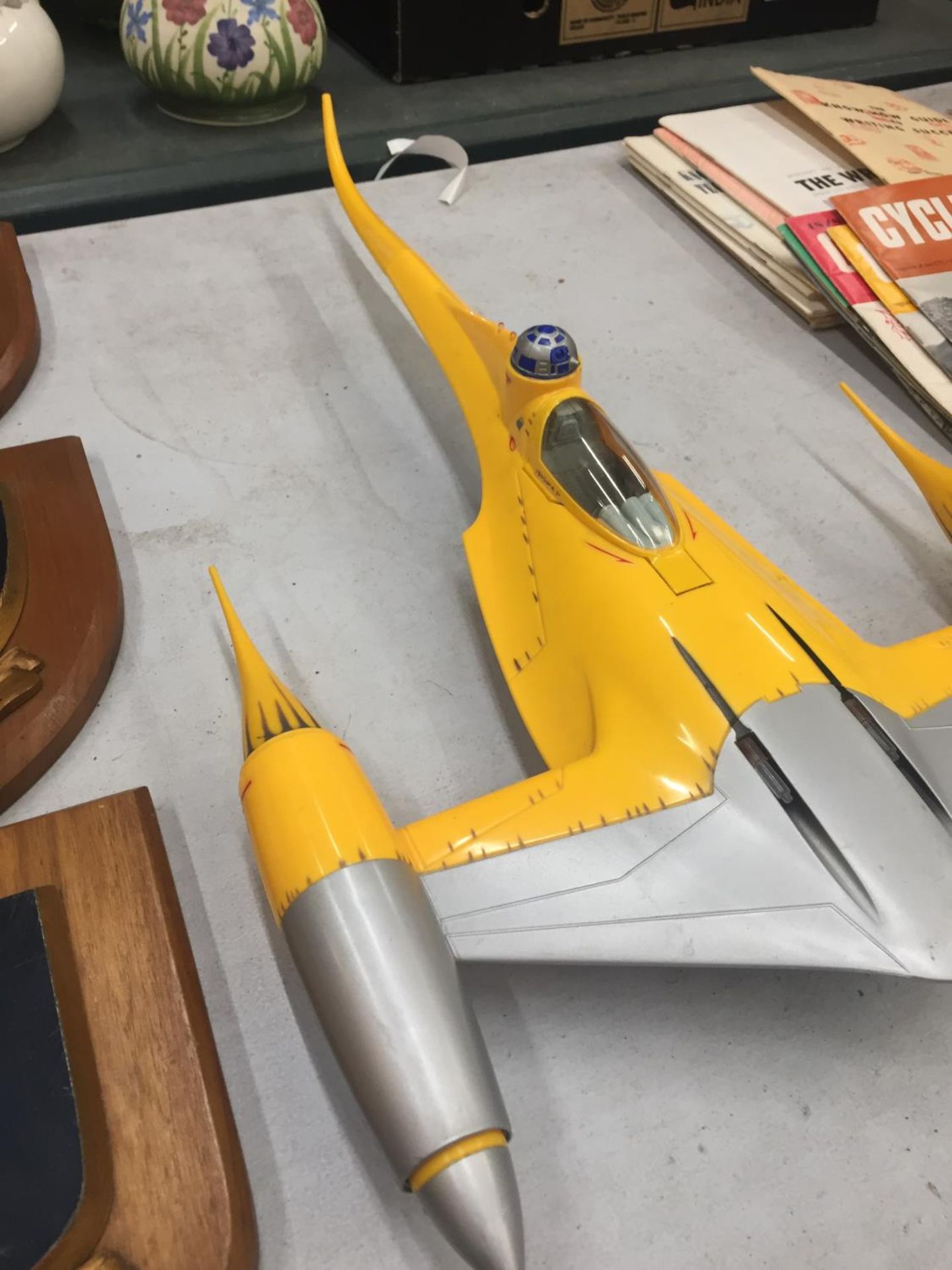 A STAR WARS ORIGINAL 1998 NABOO STAR FIGHTER SHIP - Image 2 of 3