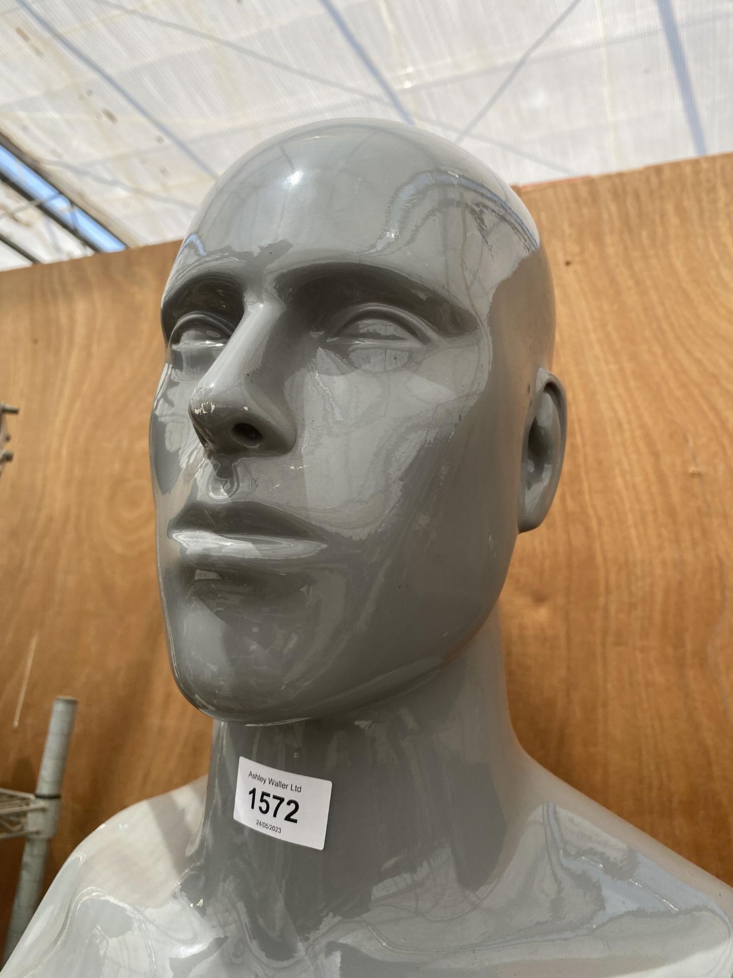 A RETRO FIBREGLASS MANNEQUIN HEAD ON A STEEL BASE - Image 3 of 4