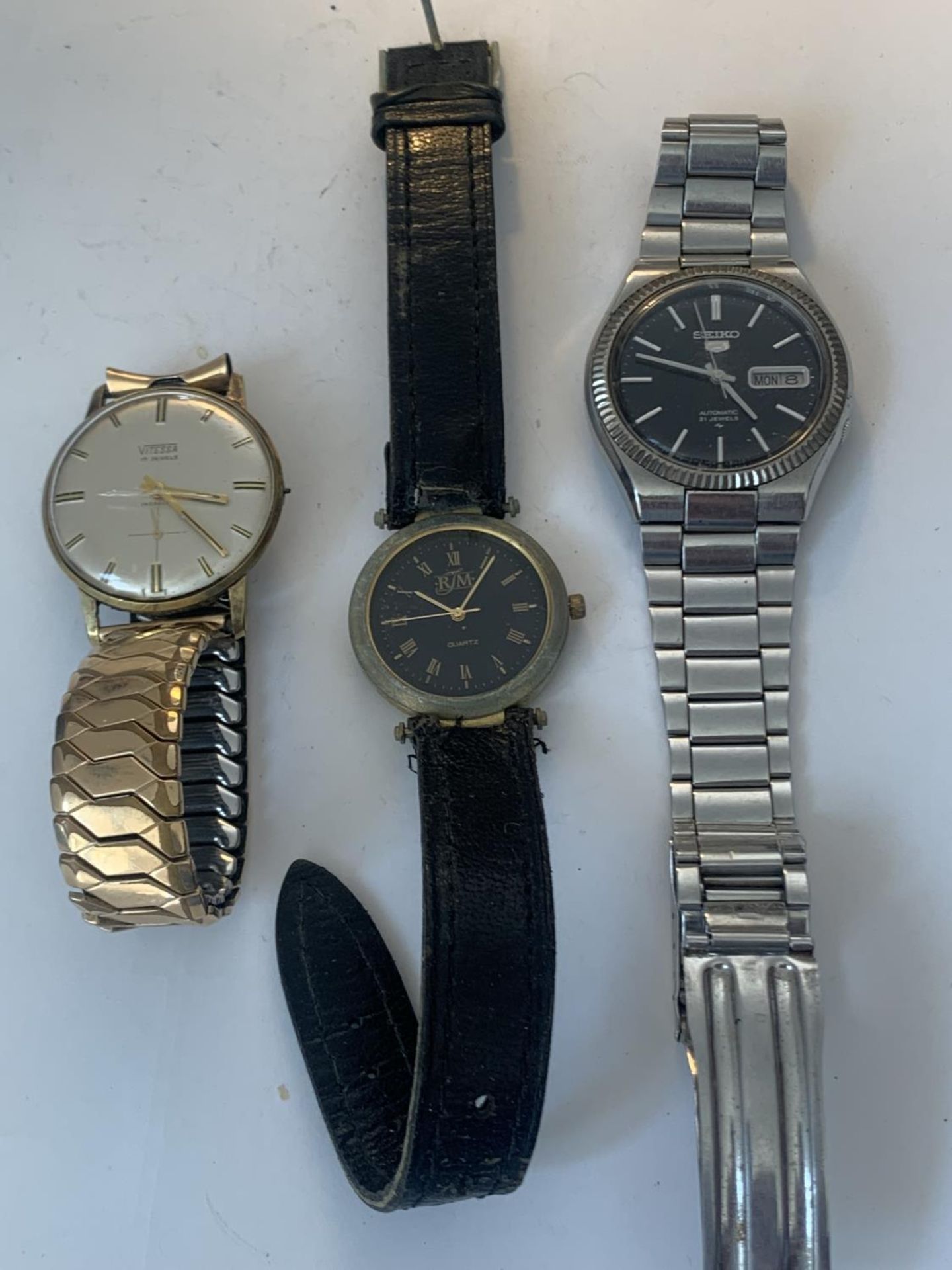THREE VINTAGE WRIST WATCHES TO INCLUDE A VITESSA 17 JEWELS (NO CROWN WINDER), AN RJM AND A SEIKO