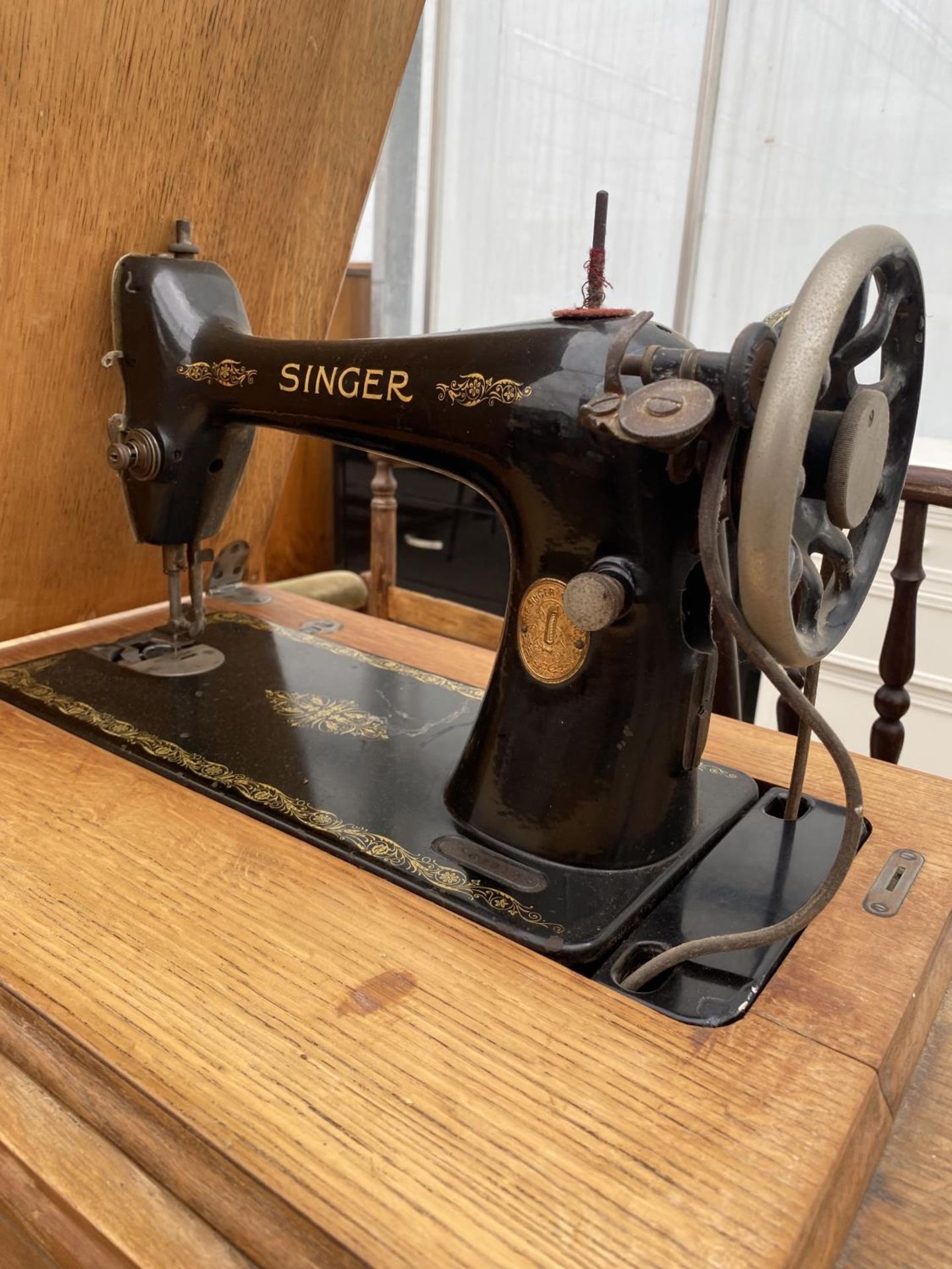 A SINGER TREADLE SEWING MACHINE - Image 2 of 5