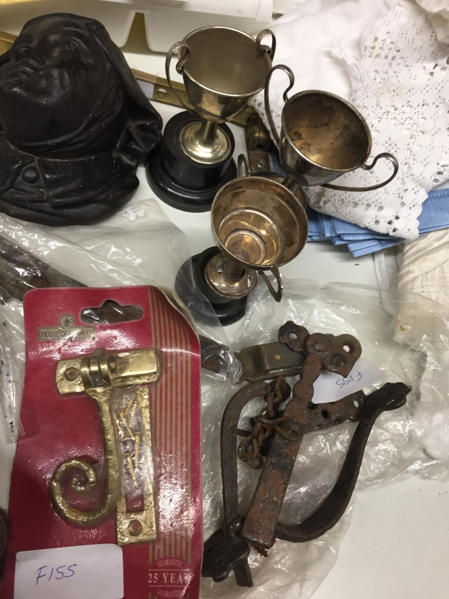 A MIXED LOT TO INCLUDE SMALL SILVER PLATED TROPHIES, WINDOW FURNITURE, TWO WALL POCKETS, ETC - Image 2 of 4