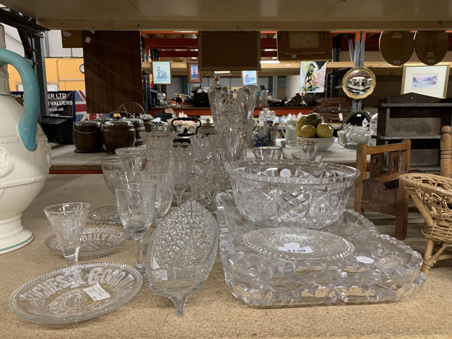 A MIXED GROUP OF CUT GLASS AND FURTHER GLASS ITEMS, ETCHED GLASSES ETC
