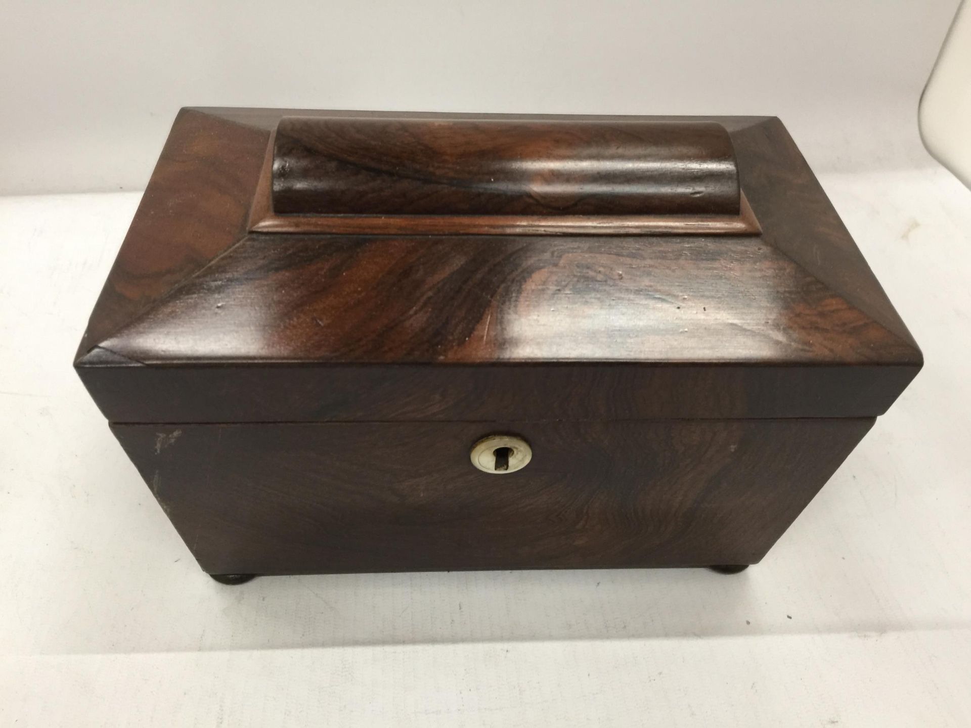 A VICTORIAN MAHOGANY TEA CADDY WITH TWO INNER COMPARTMENTS