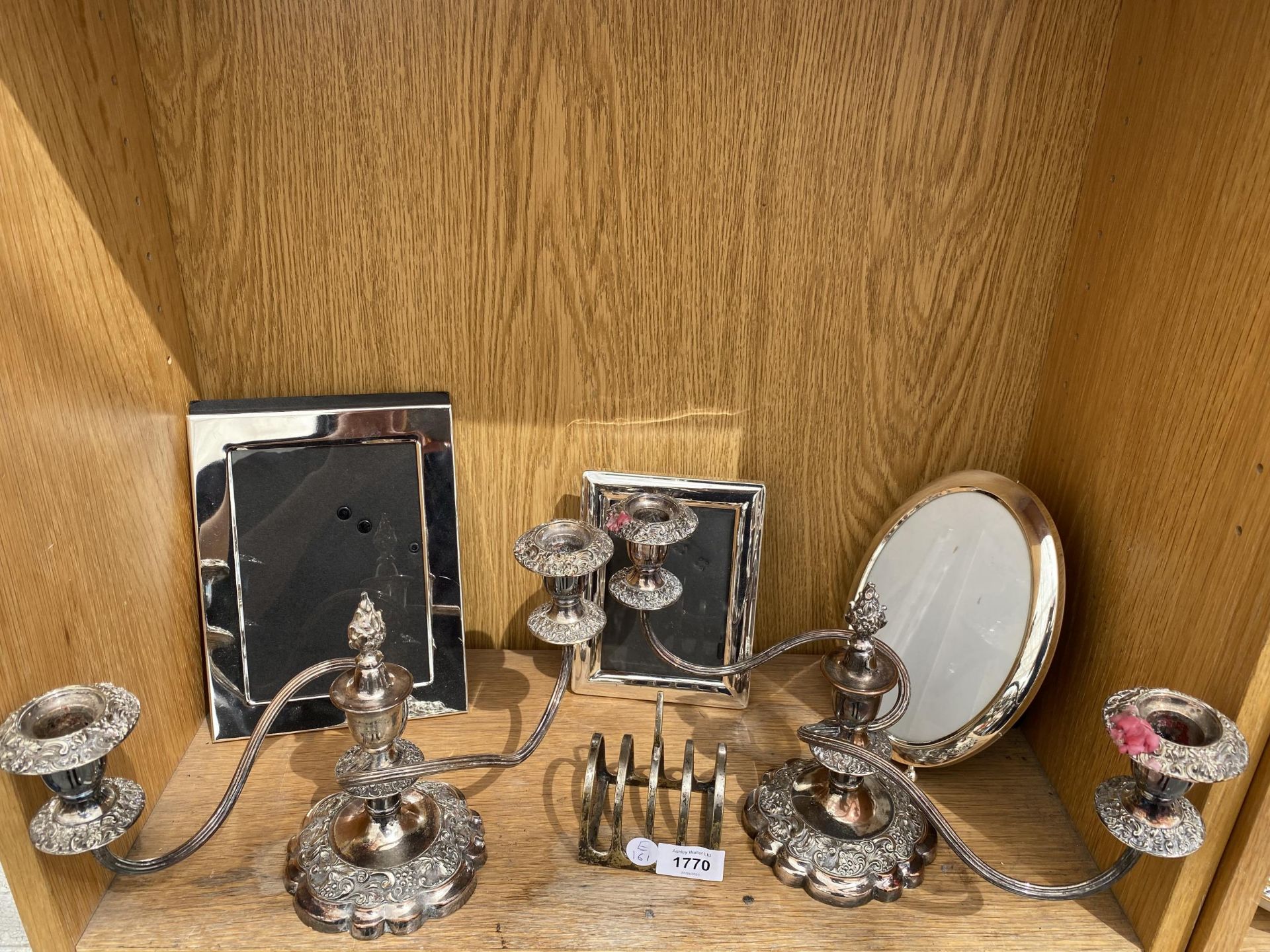 A MIXED LOT TO INCLUDE A PAIR OF SILVER PLATED TWIN BRANCH CANDLESTICKS, TOAST RACK ETC