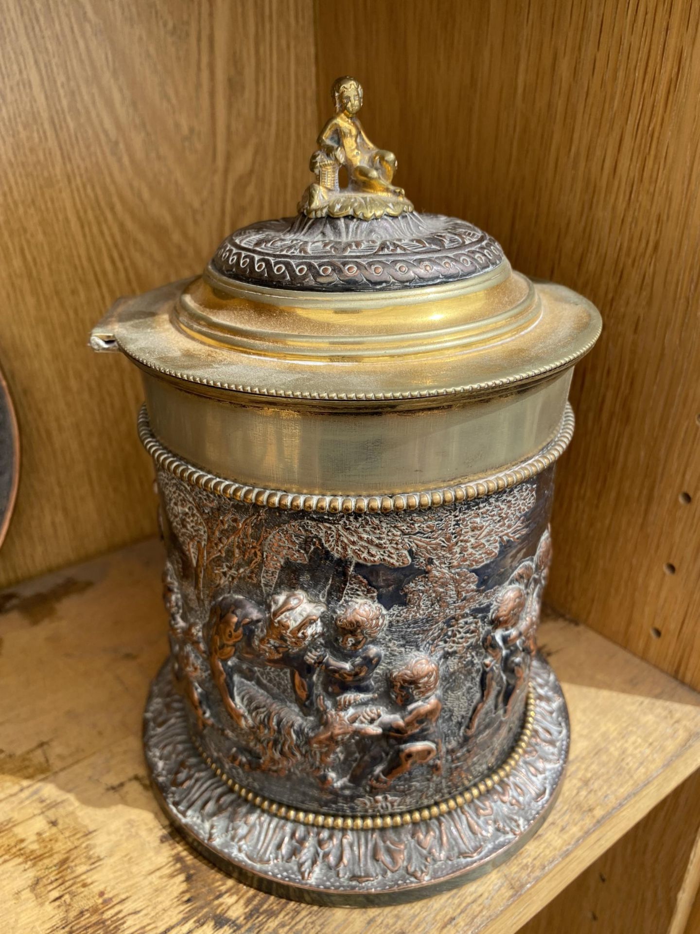 A GROUP OF THREE VINTAGE BI-METAL ITEMS - BRASS AND COPPER JUG WITH MATCHING LIDDED BARREL AND - Image 3 of 5