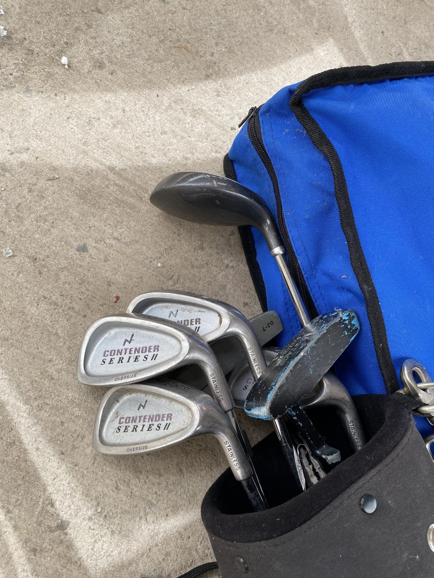 A SET OF GOLF CLUBS AND FOLDING TABLE IN BAG - Image 2 of 4