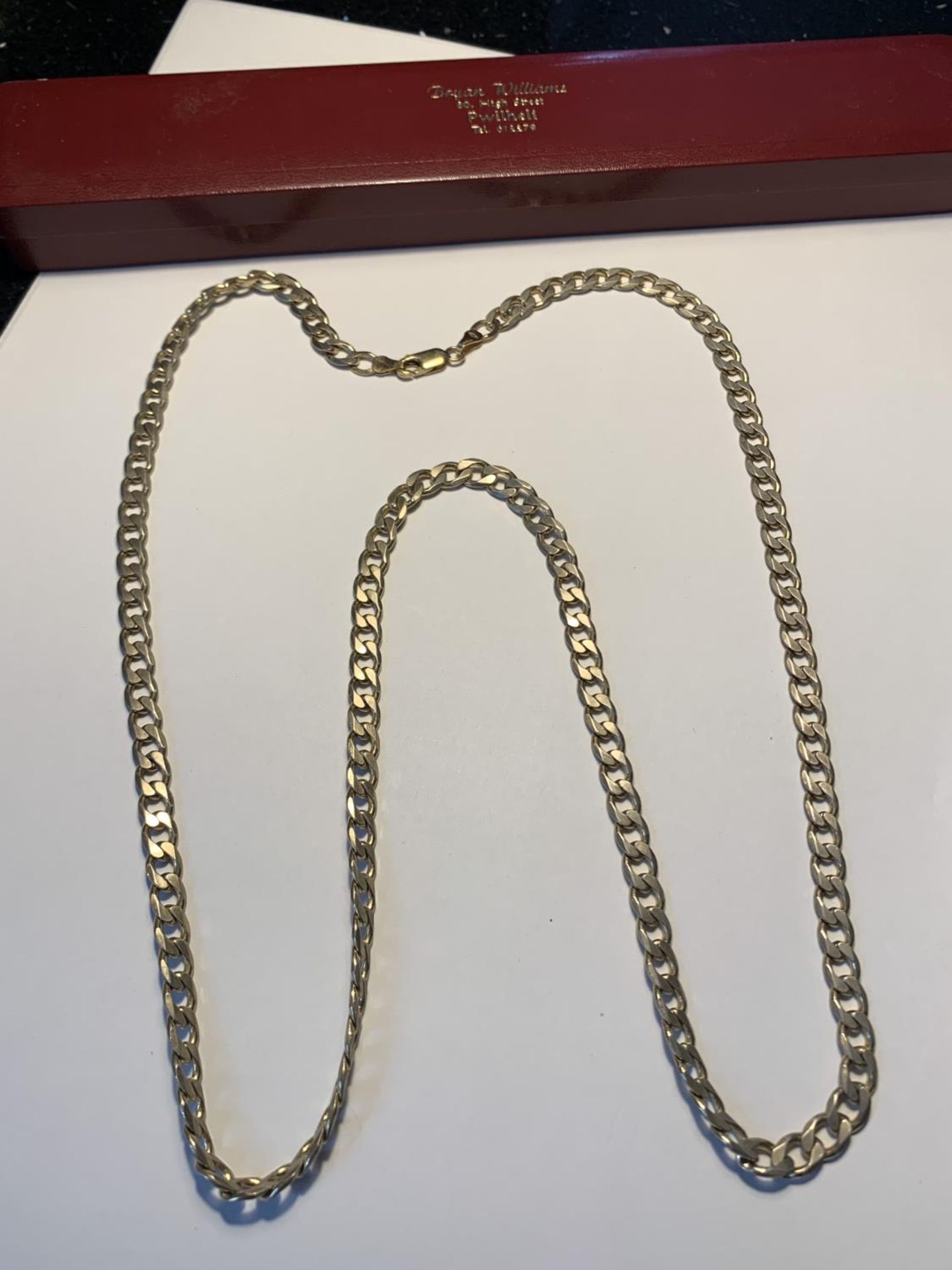 A 9 CARAT GOLD FLAT LINK NECKLACE LENGTH 75 CM GROSS WEIGHT 30.79 GRAMS WITH A PRESENTATION BOX