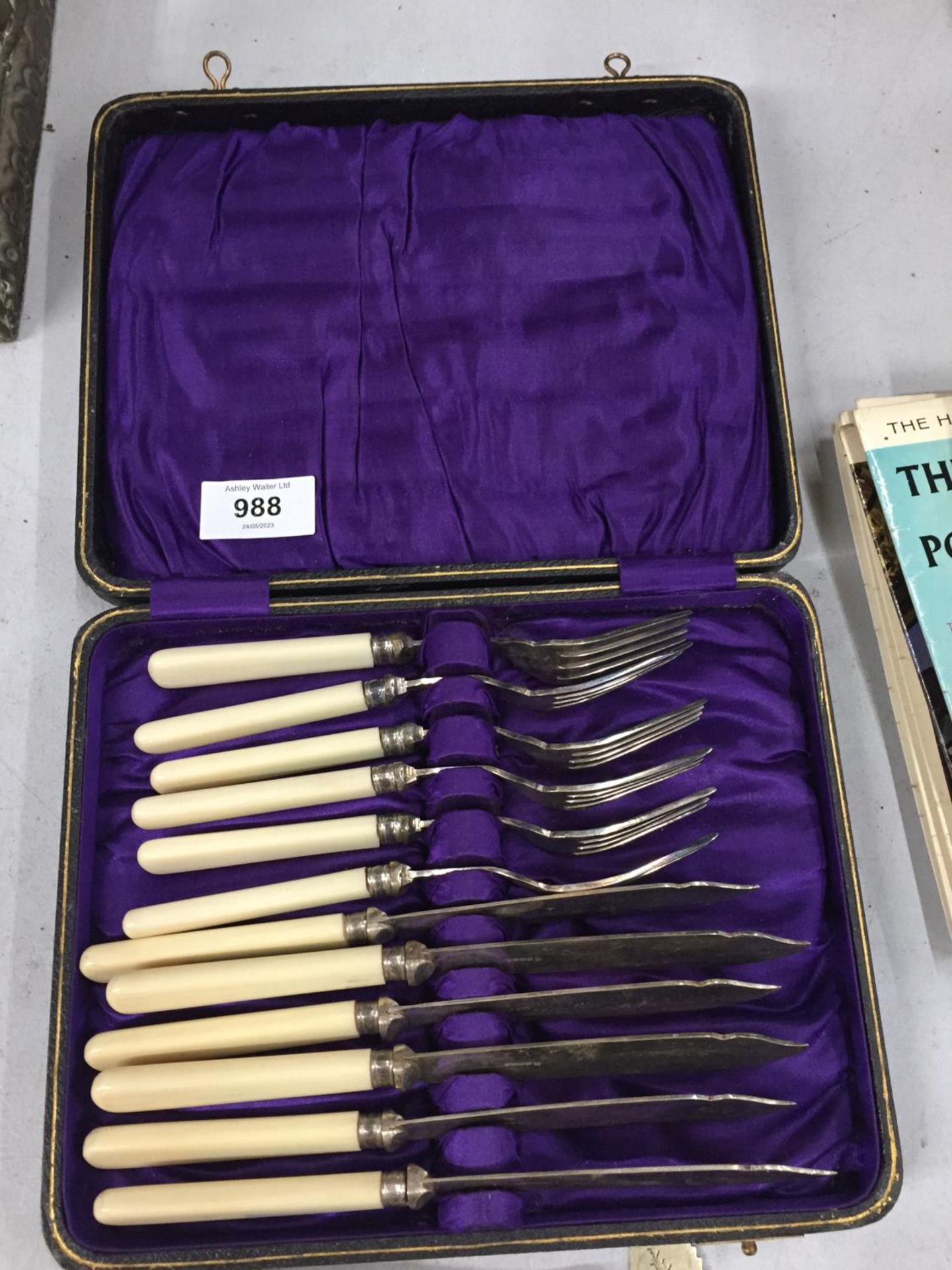 A QUANTITY OF VINTAGE FLATWARE TO INCLUDE A CASED SET OF FISH KNIVES AND FORKS, PLUS HALLMARKED - Image 3 of 3