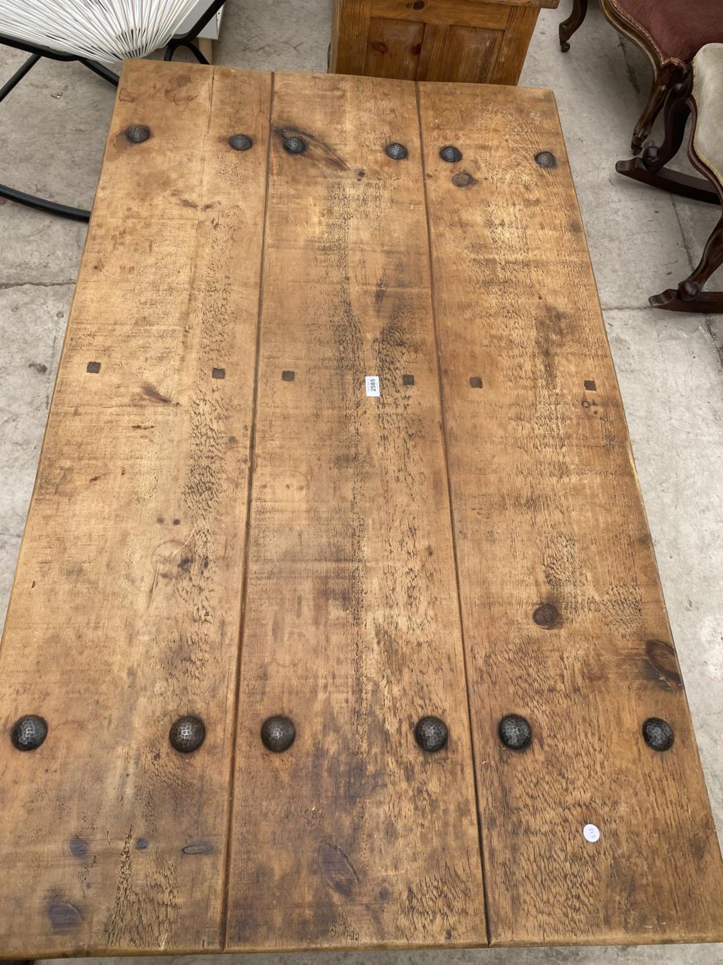 A RUSTIC THREE PLANK LOW TABLE ON METALWARE BASE WITH TWELVE STUDS, 60X35" - Image 4 of 4