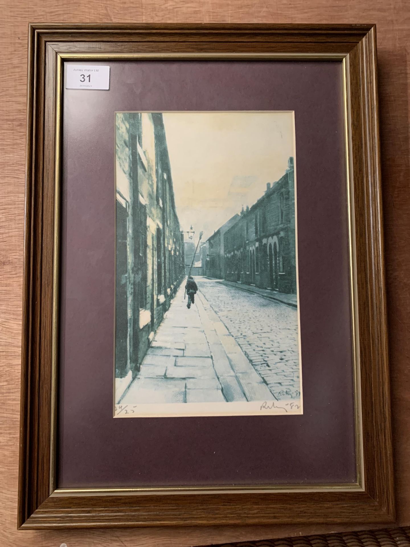 * HAROLD RILEY (BRITISH 1934-2023) - A LIMITED EDITION 24/25 PRINT OF A STREET SCENE, SIGNED AND