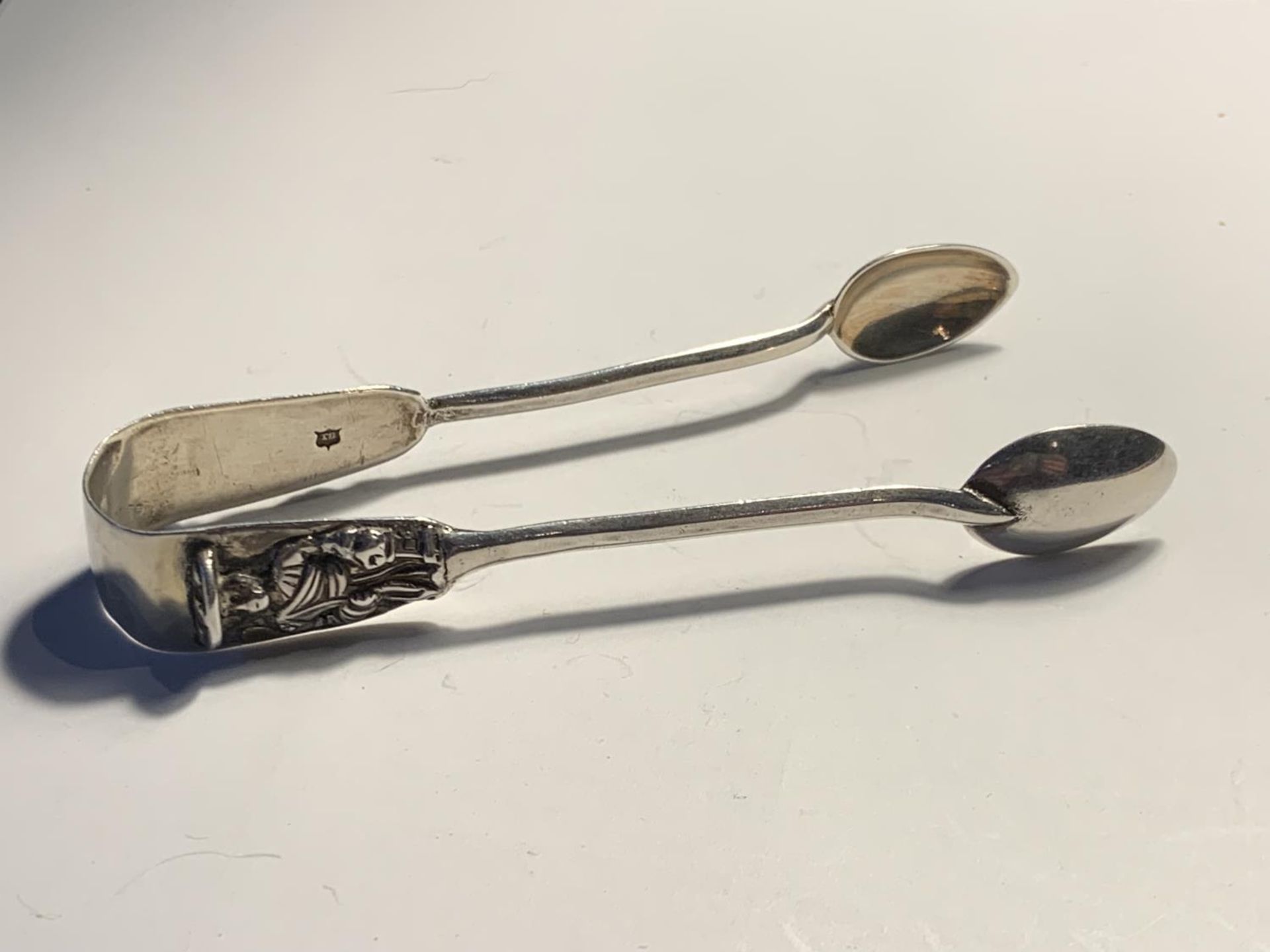 A PAIR OF HALLMARKED LONDON SILVER SUGAR TONGS