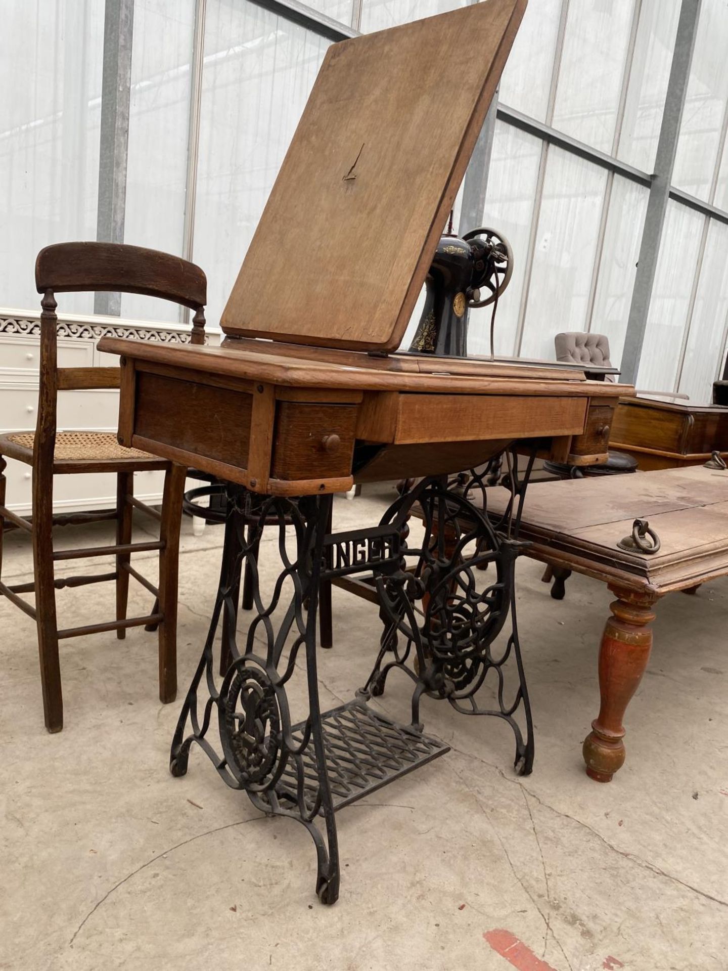 A SINGER TREADLE SEWING MACHINE - Image 3 of 5