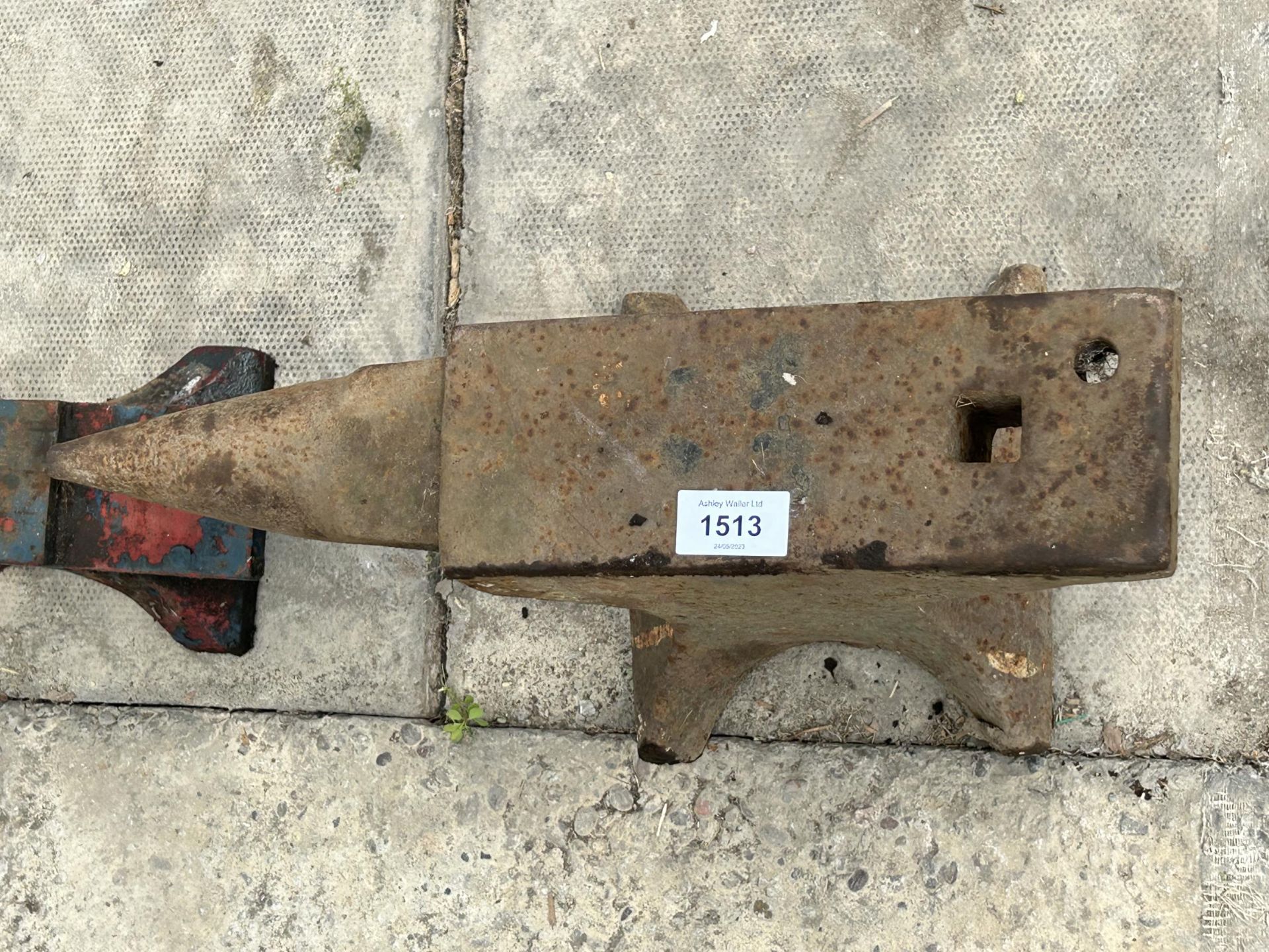 A SMALL VINTAGE CAST IRON BLACKSMITHS ANVIL (H:22CM L:40CM) - Image 3 of 4