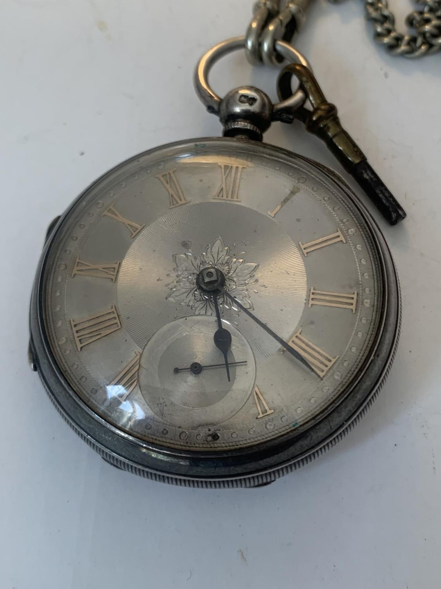 A HALLMARKED LONDON SILVER POCKET WATCH WITH DECORATIVE DIAL, ROMAN NUMERALS, SUB DAIL AND KEY ON - Image 2 of 4