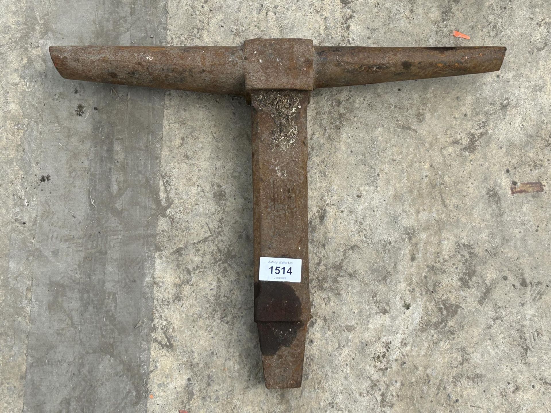 A VINTAGE CAST IRON FORGING TOOL