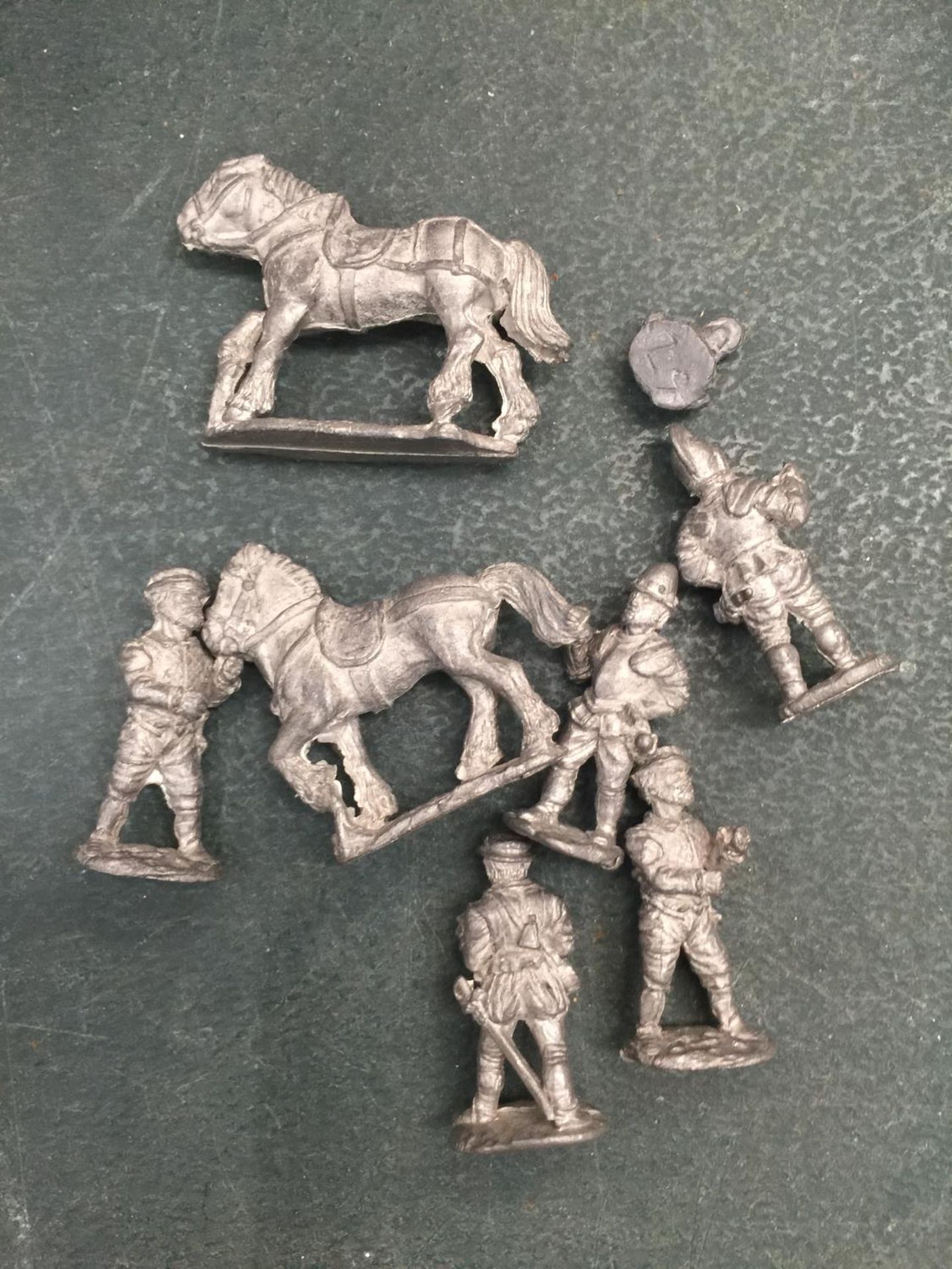 A COLLECTION OF LEAD SOLDIERS AND HORSES