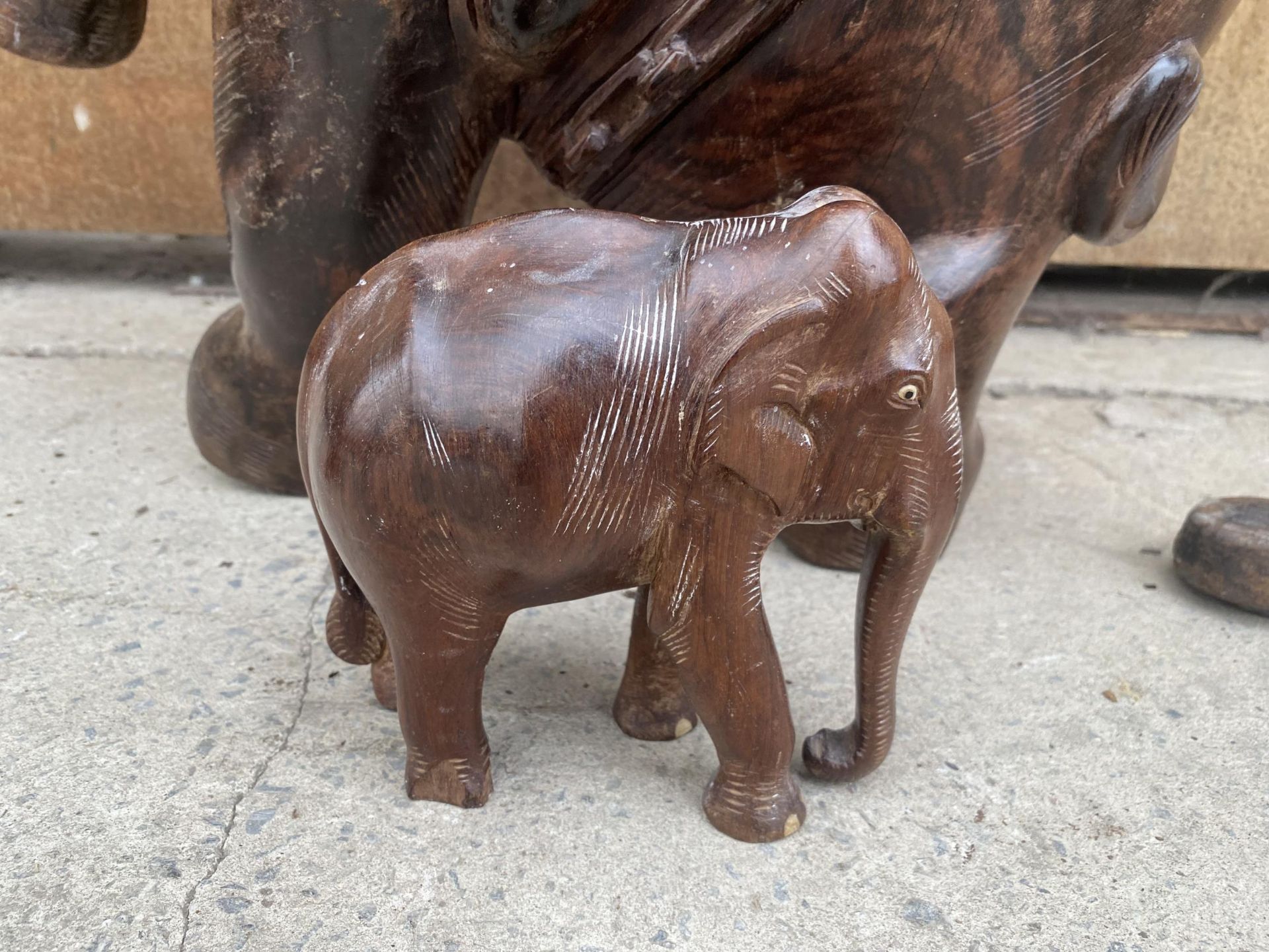 A HEAVY WOODEN ELEPHANT (H:49CM) AND A FURTHER SMALL WOODEN ELEPHANT - Image 2 of 5