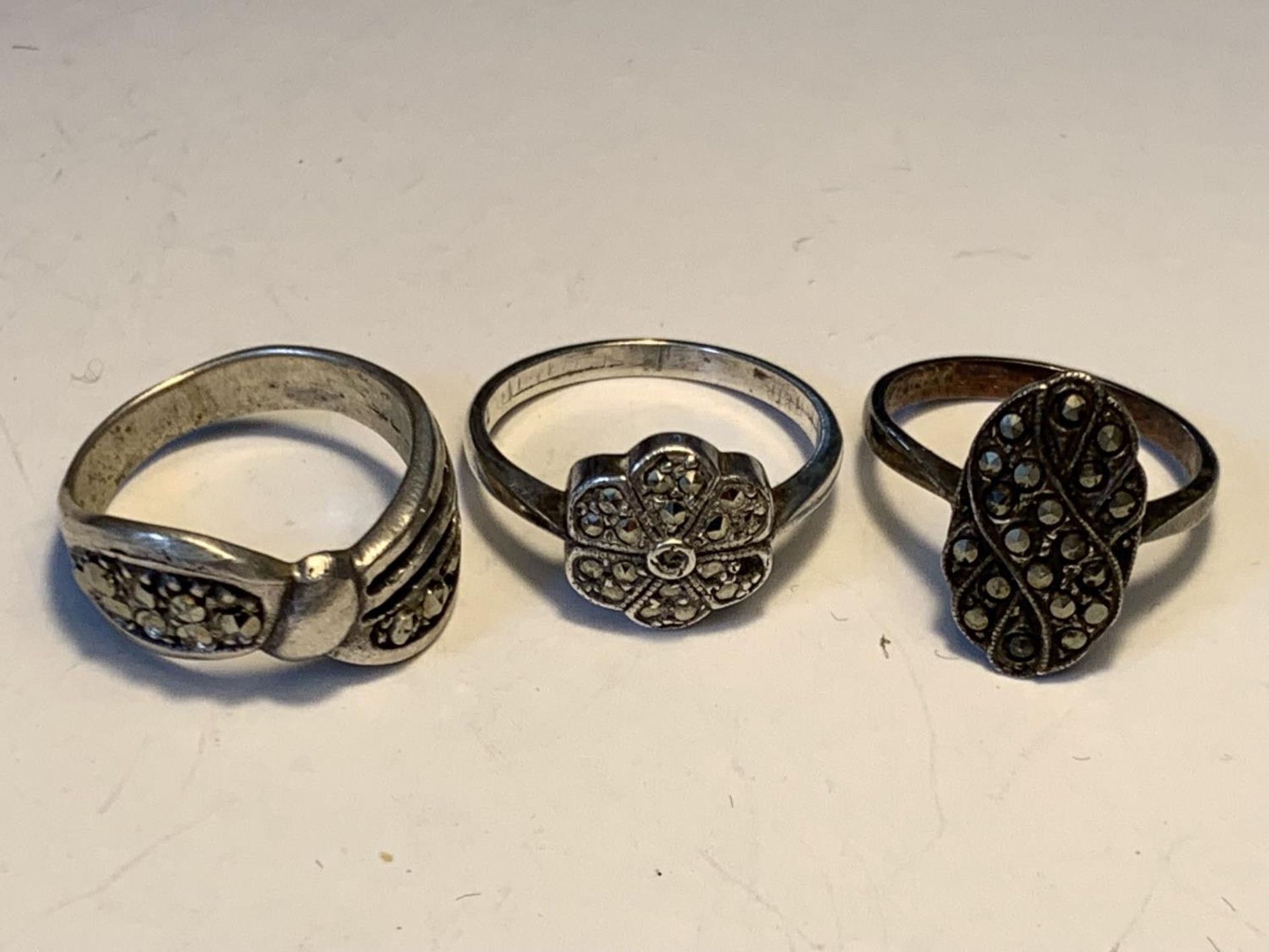 FIVE SILVER RINGS - Image 3 of 3