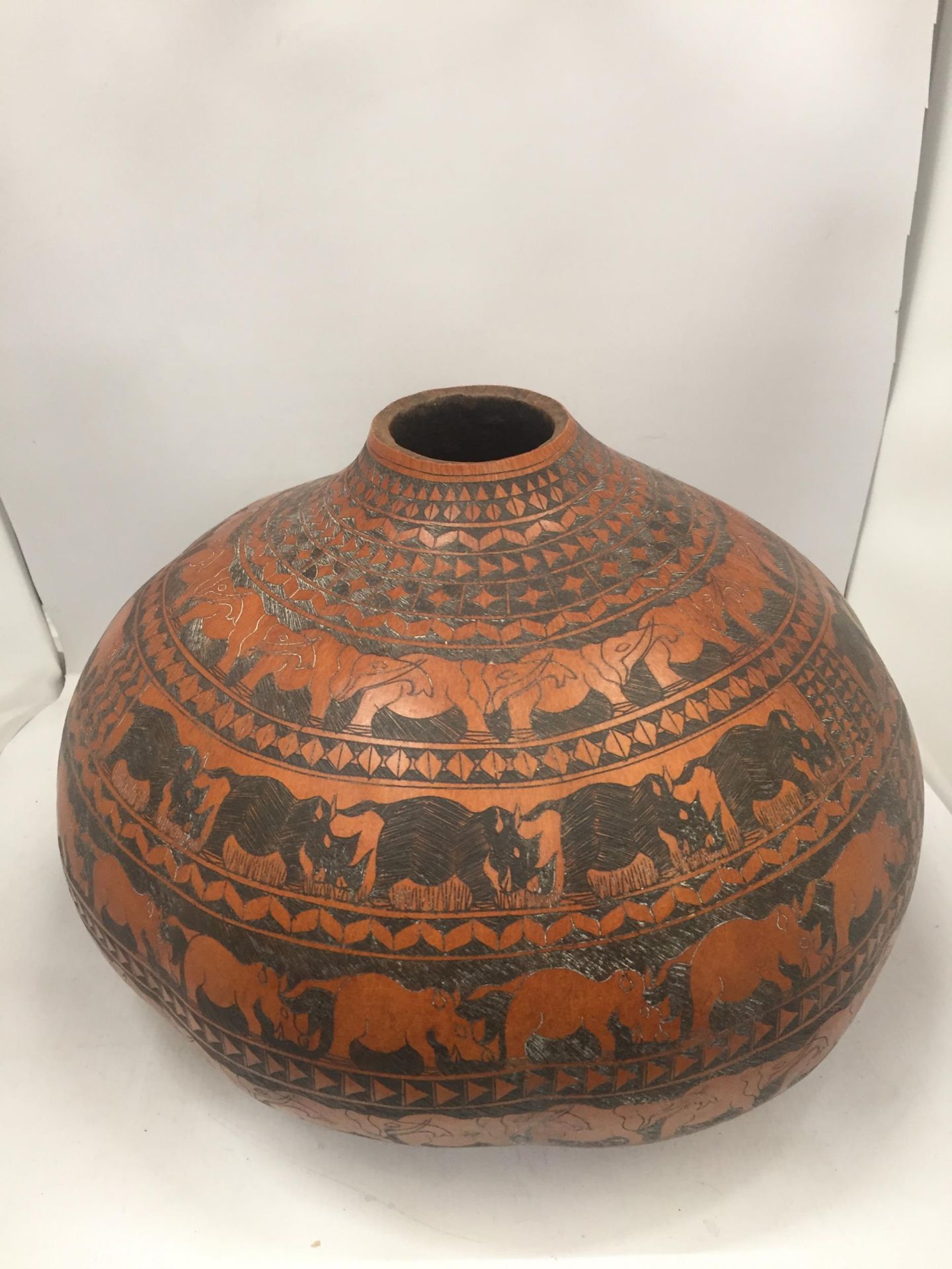 AN AFRICAN CALABASH WATER CONTAINER, LENGTH 40CM - Image 2 of 3