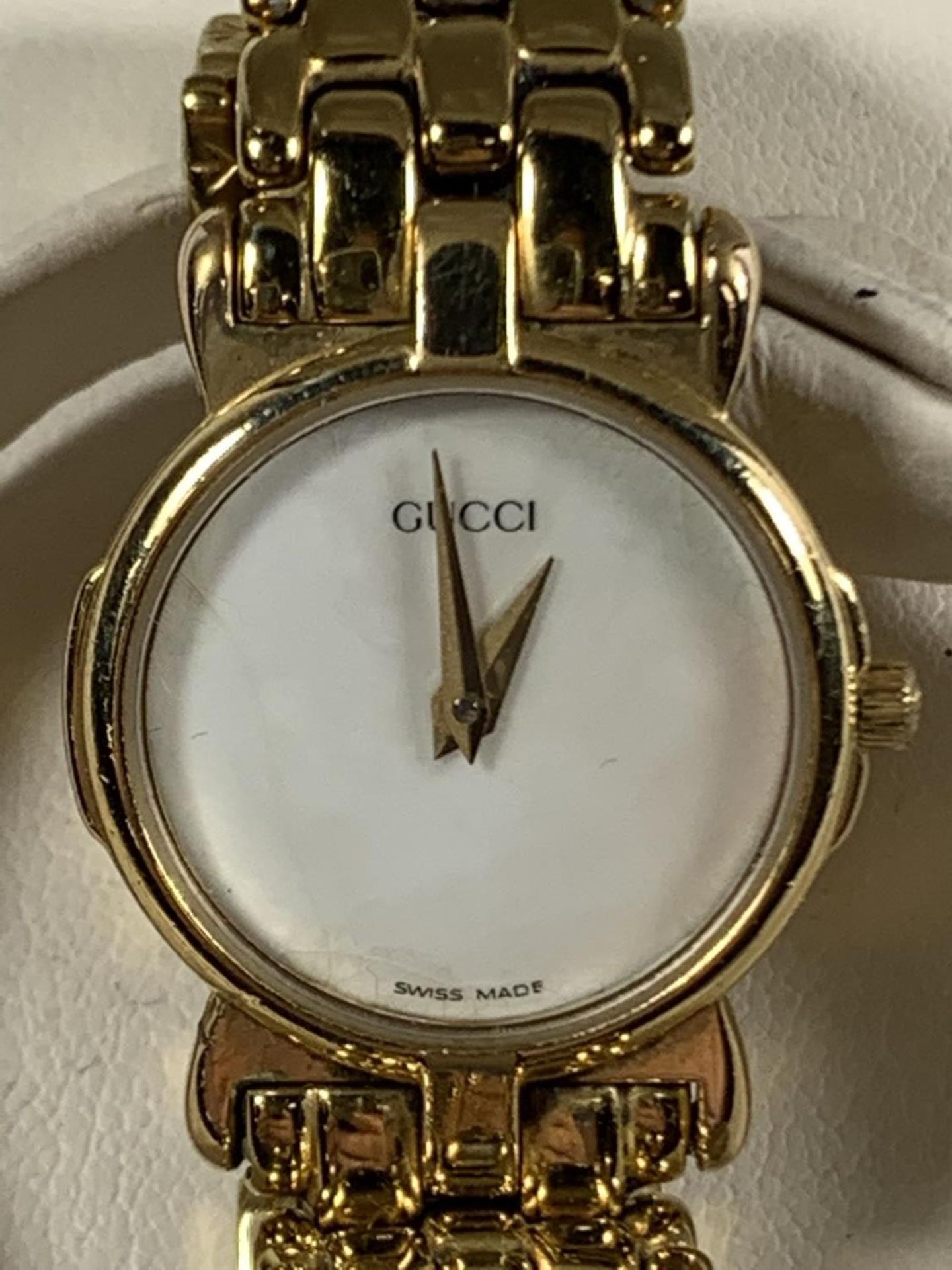 A GUCCI WRIST WATCH IN A PRESENTATION BOX - Image 3 of 4