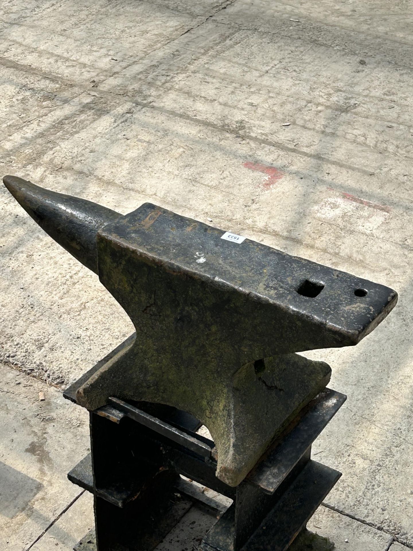 A LARGE VINTAGE CAST IRON BLACKSMITHS ANVIL WITH CAST IRON STAND (ANVIL H:30CM L:77CM STAND H:40CM) - Image 4 of 4