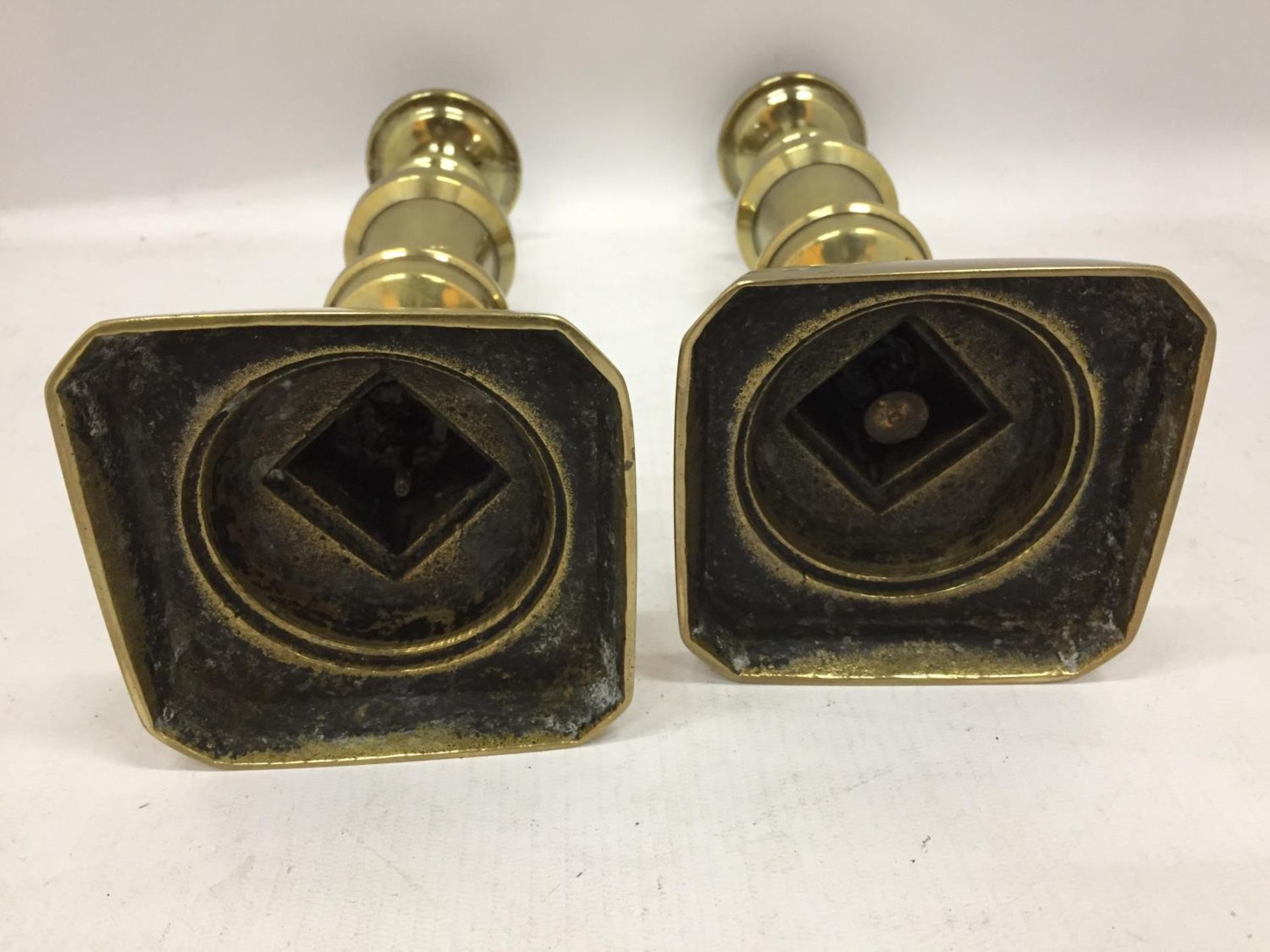 A PAIR OF BRASS CANDLESTICKS HEIGHT 26.5CM - Image 4 of 4