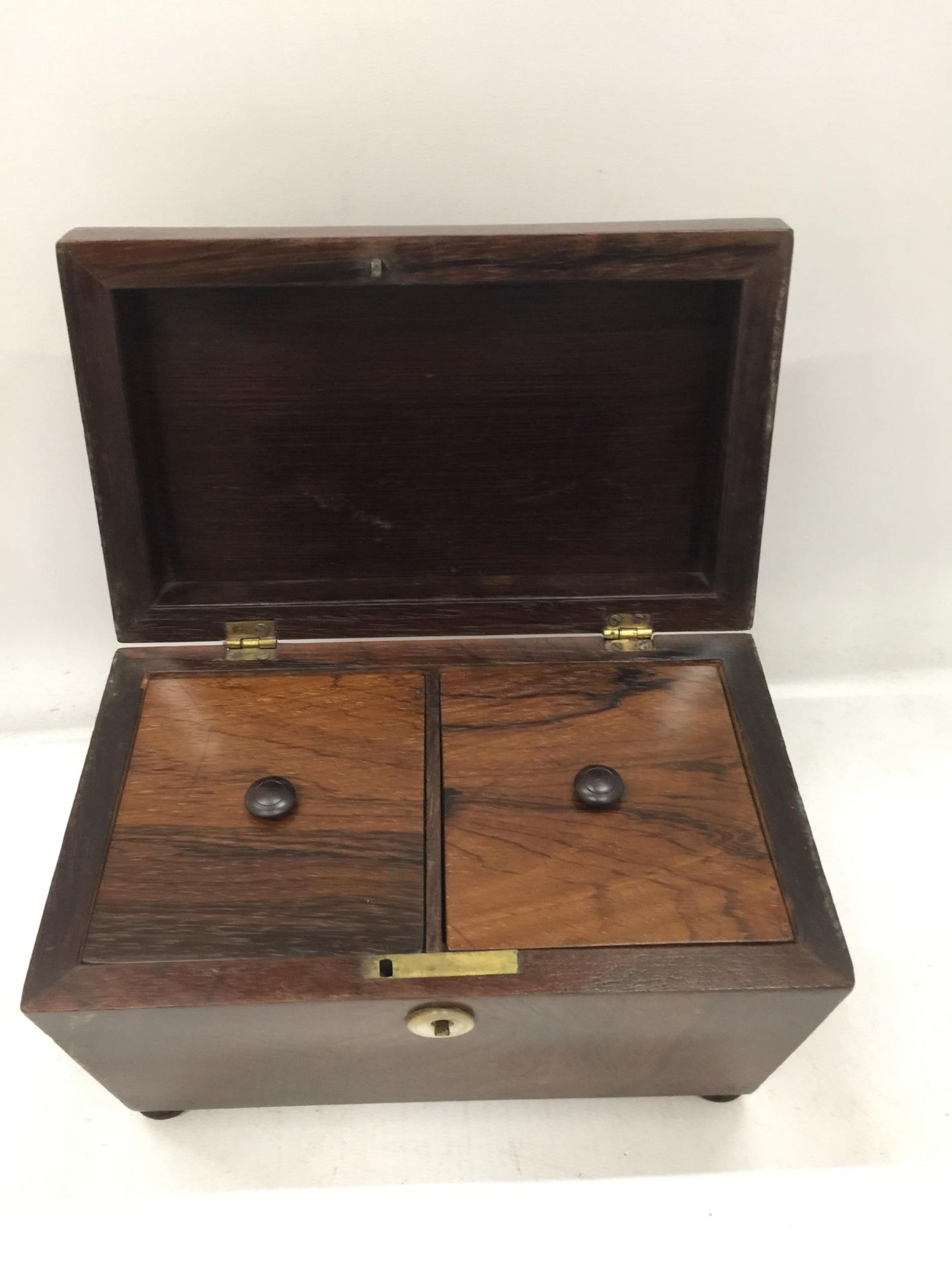A VICTORIAN MAHOGANY TEA CADDY WITH TWO INNER COMPARTMENTS - Image 3 of 4