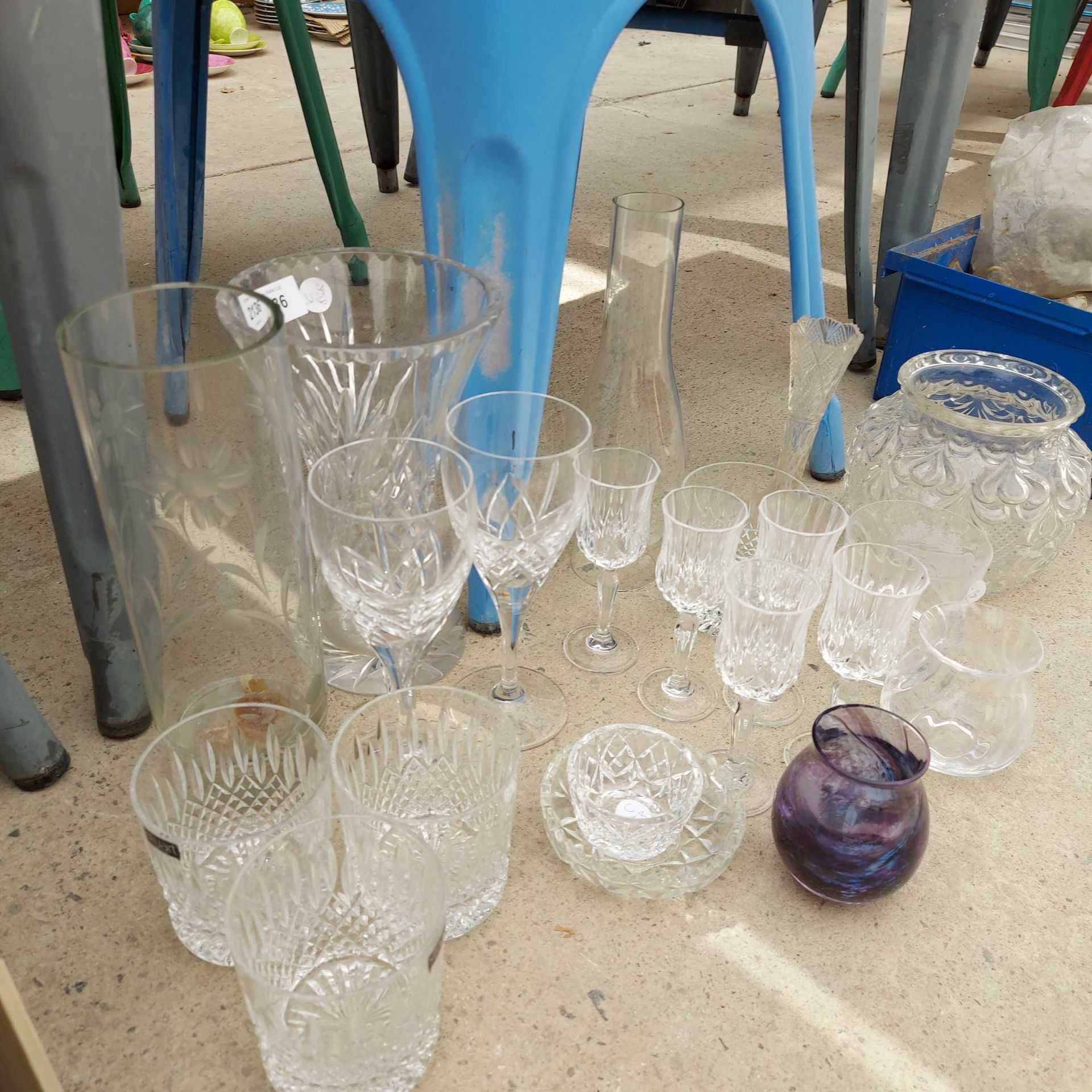 AN ASSORRTMENT OF GLASS TO INCLUDE VASES AND WINE GLASSES ETC - Image 2 of 2