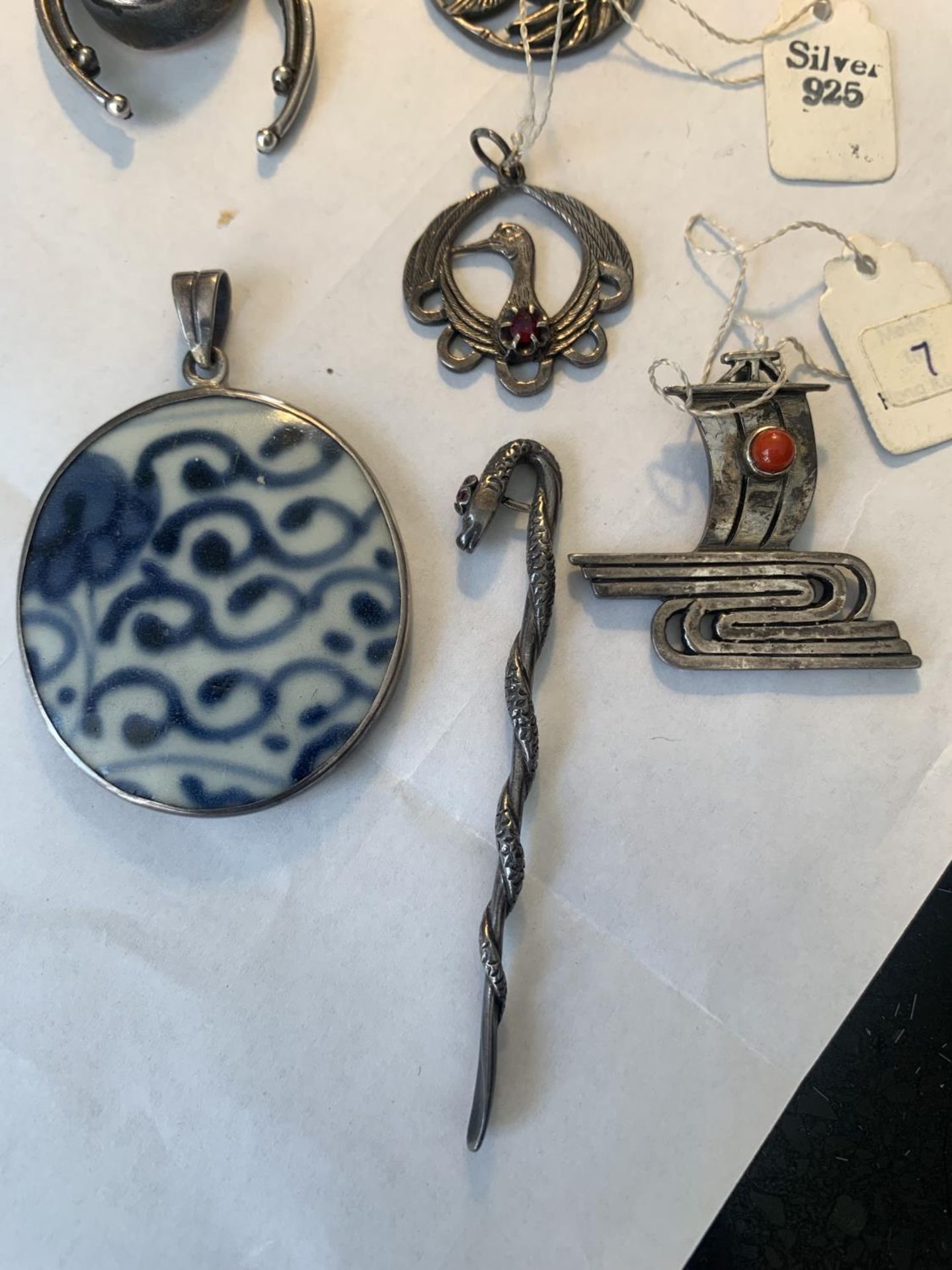 SEVEN SILVER ITEMS TO INCLUDE FIVE PENDANTS - Image 3 of 4