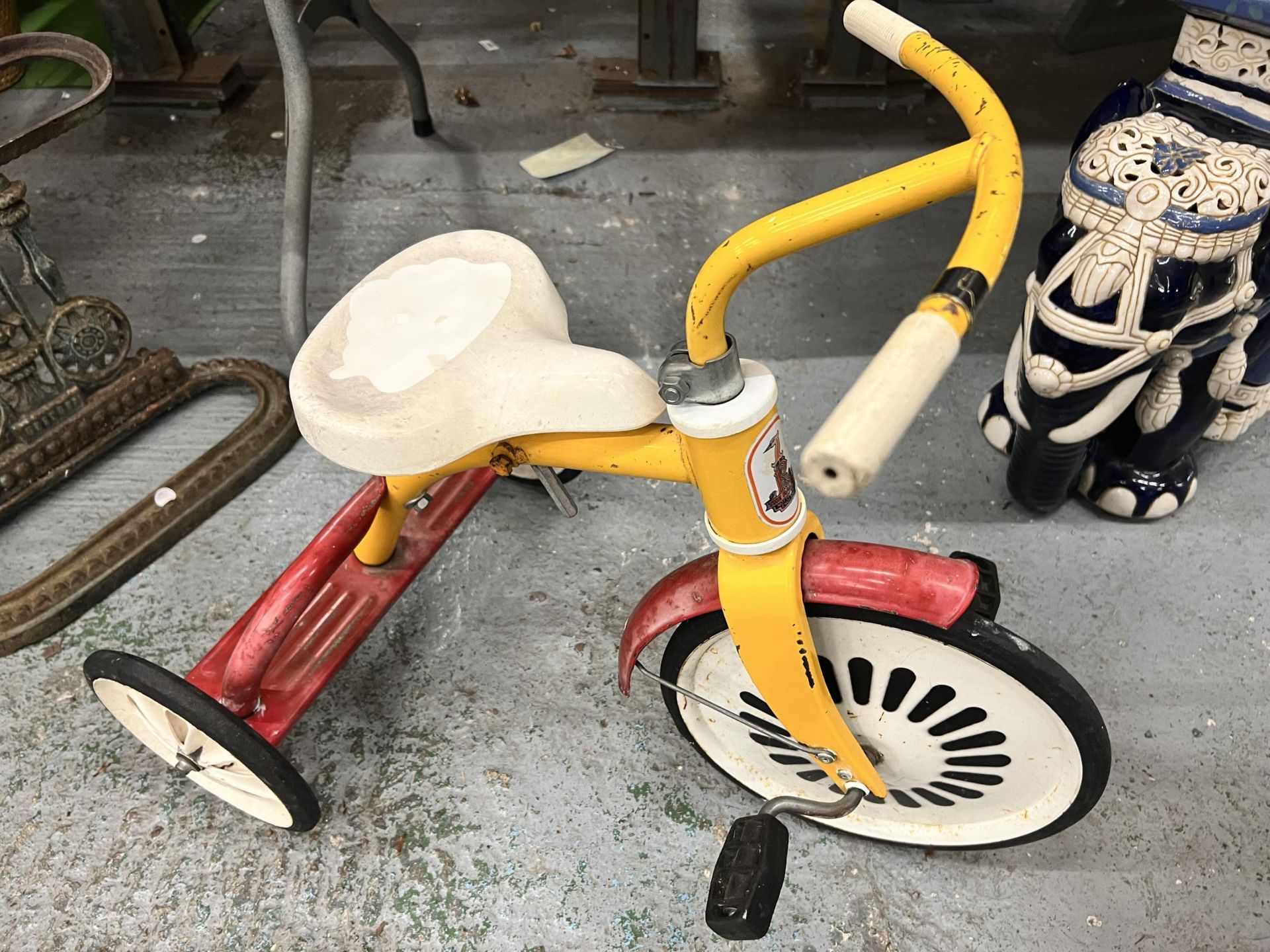 A CHILD'S VINTAGE RALEIGH TRICYCLE - Image 4 of 4