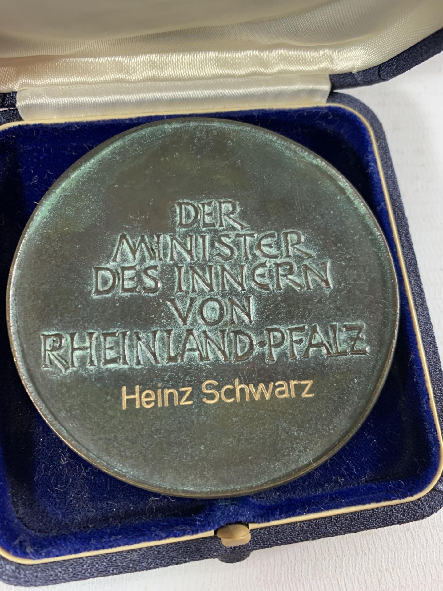 * A LARGE CASED PORTUGUESE BRONZE MEDAL AND A LARGE GERMAN BRONZE MEDAL AND A SHAKESPEARE MEDAL (3) - Image 5 of 6
