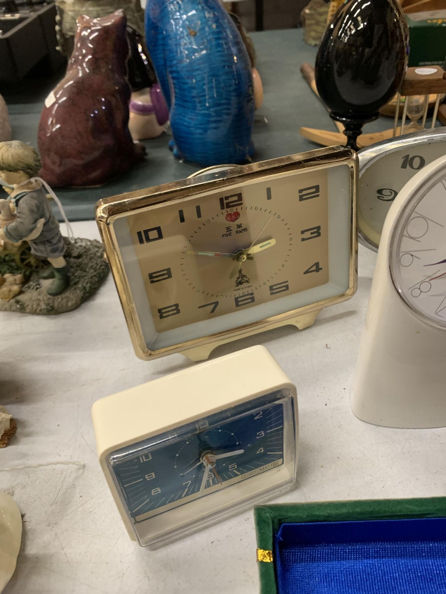 A QUANTITY OF VINTAGE CLOCKS TO INCLUDE MANTLE CLOCKS AND ALARM CLOCKS - 5 IN TOTAL - Image 2 of 3