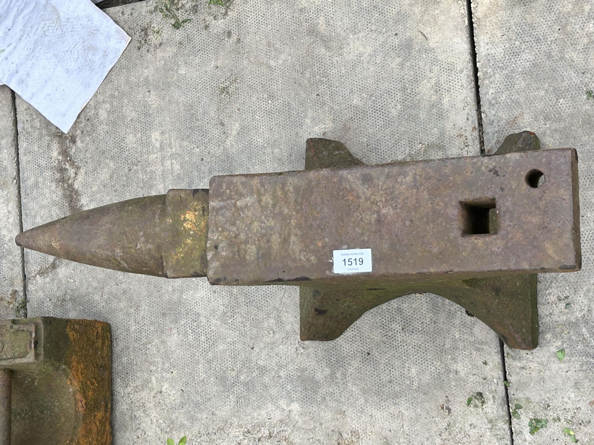 A SMALL VINTAGE CAST IRON BLACKSMITHS ANVIL (H:27CM L:60CM) - Image 3 of 4