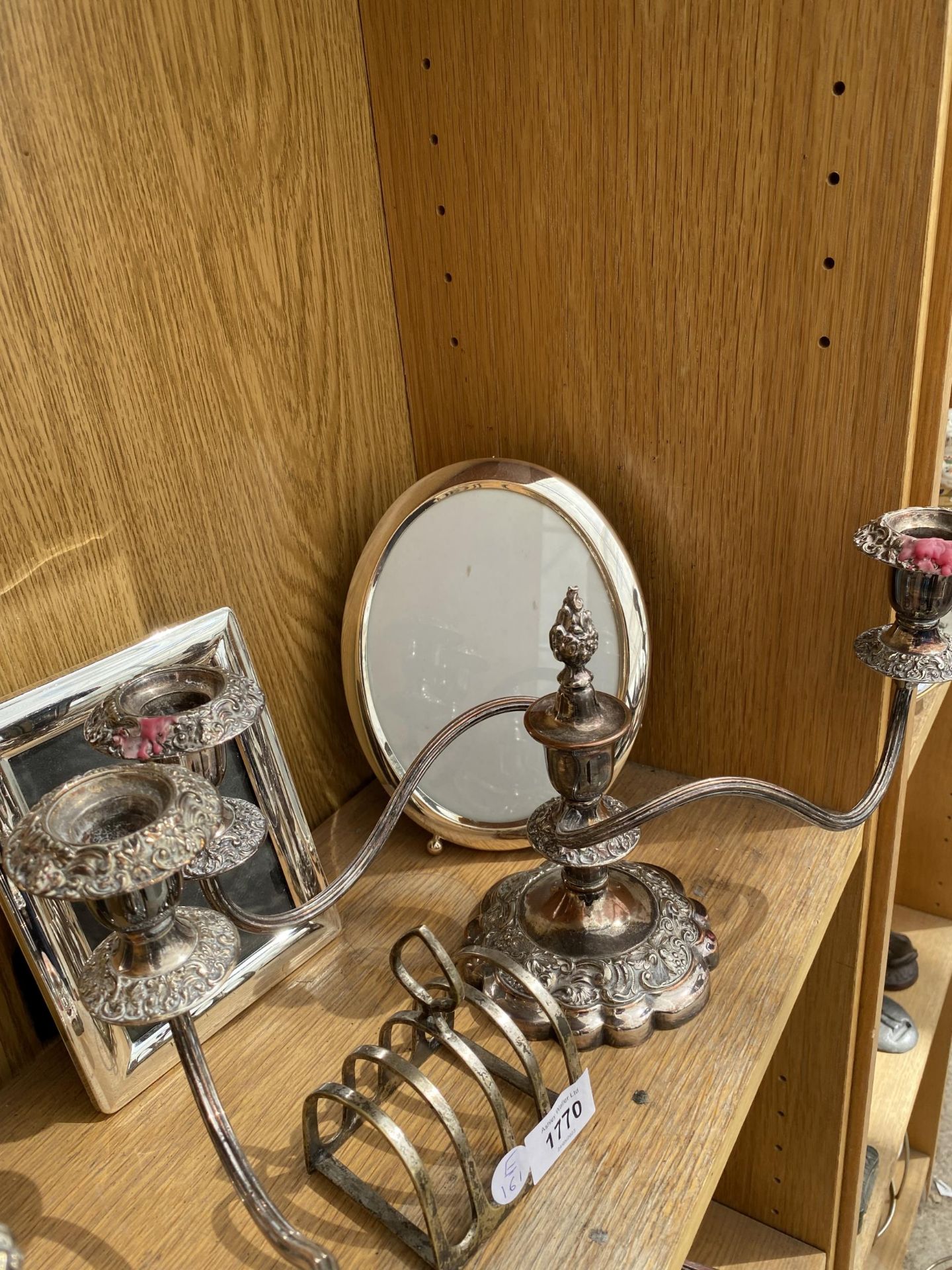 A MIXED LOT TO INCLUDE A PAIR OF SILVER PLATED TWIN BRANCH CANDLESTICKS, TOAST RACK ETC - Image 2 of 3