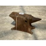 A SMALL VINTAGE CAST IRON BLACKSMITHS ANVIL (H:12CM L:24.5CM)