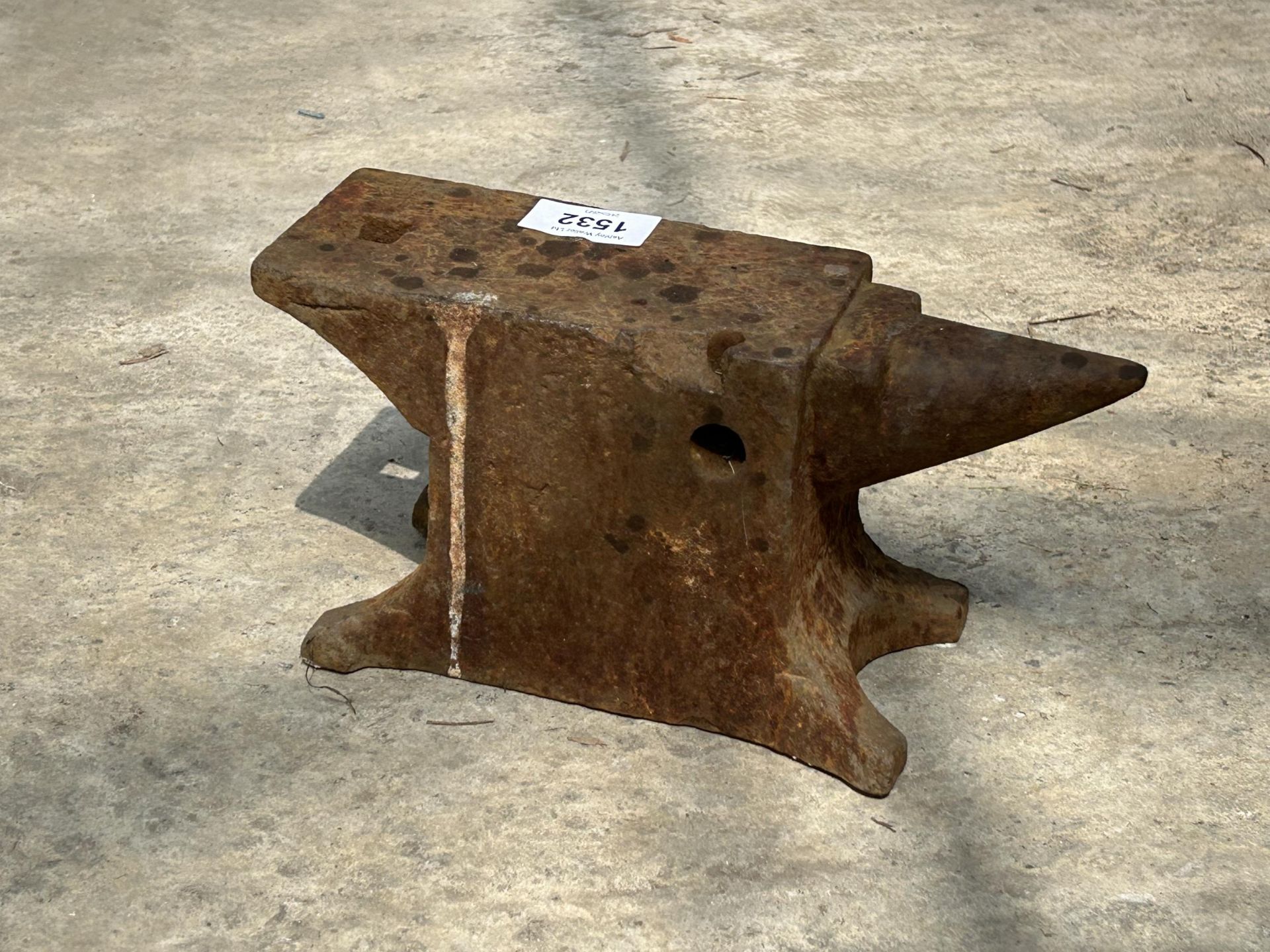 A SMALL VINTAGE CAST IRON BLACKSMITHS ANVIL (H:12CM L:24.5CM)