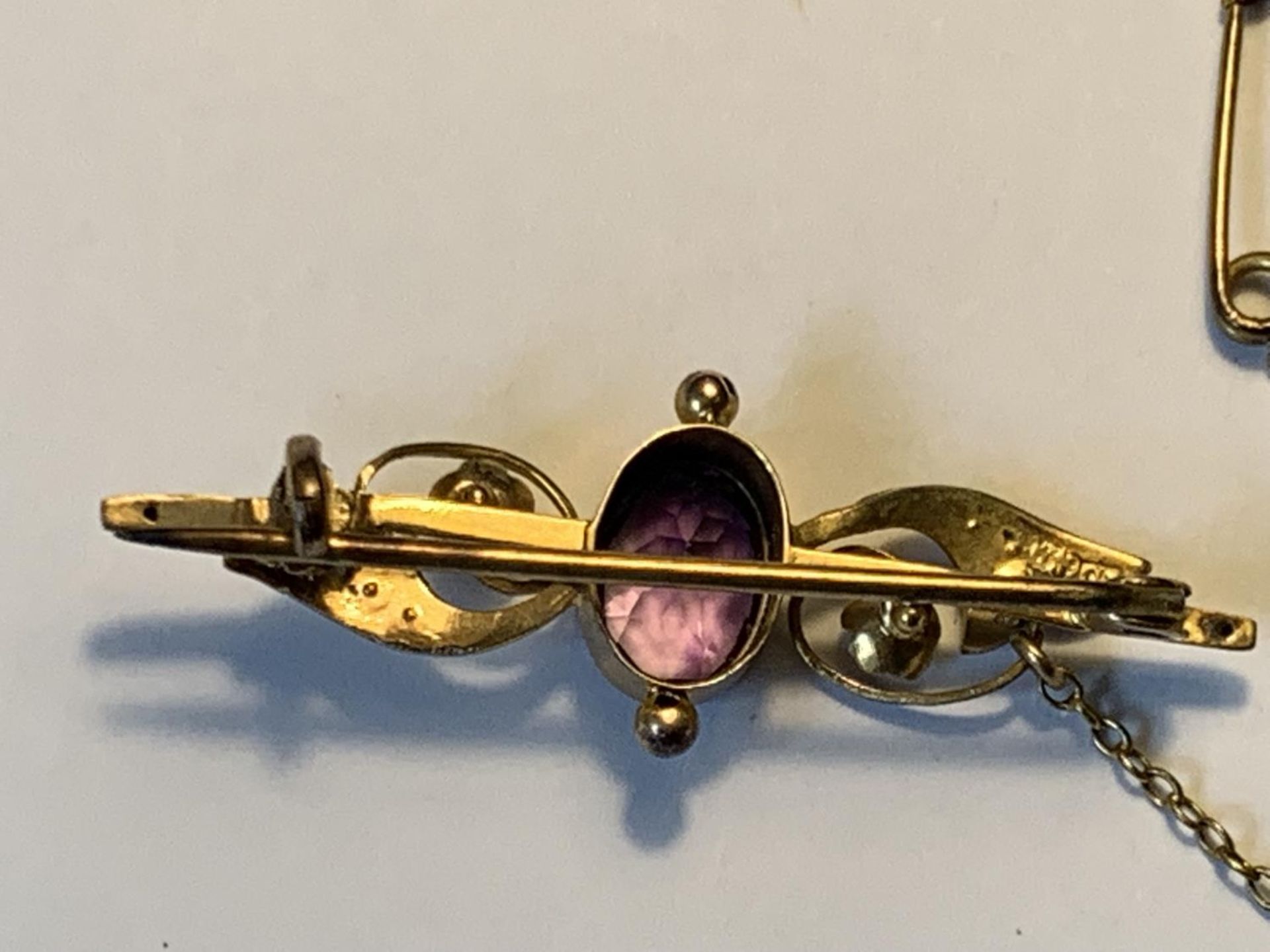 A 9 CARAT GOLD BROOCH WITH AMETHYST AND SEE PEARLS GROSS WEIGHT 2.52 GRAMS IN A PRESENTATION BOX - Image 4 of 4