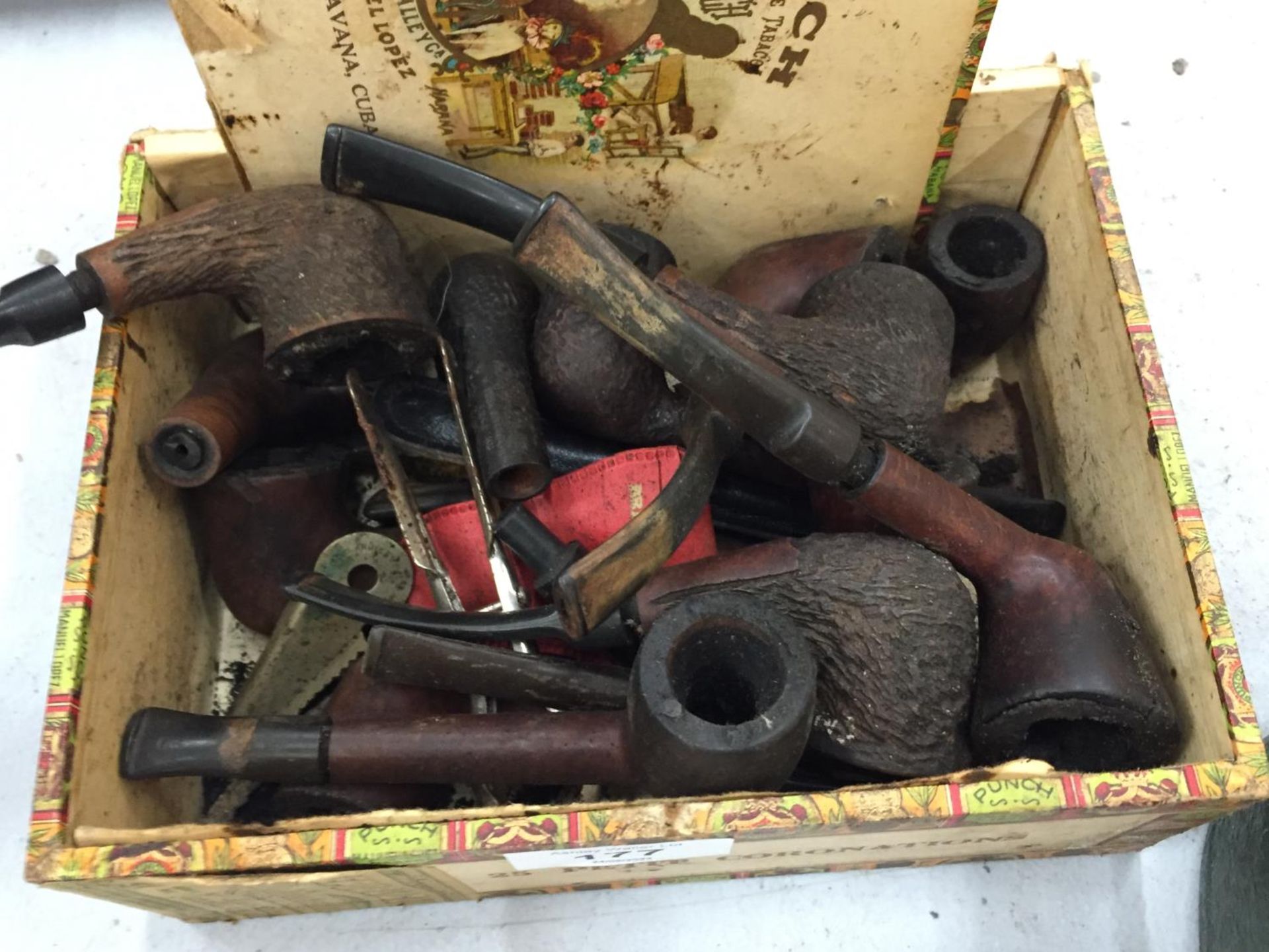 A COLLECTION OF VINTAGE SMOKER'S PIPES - Image 2 of 2