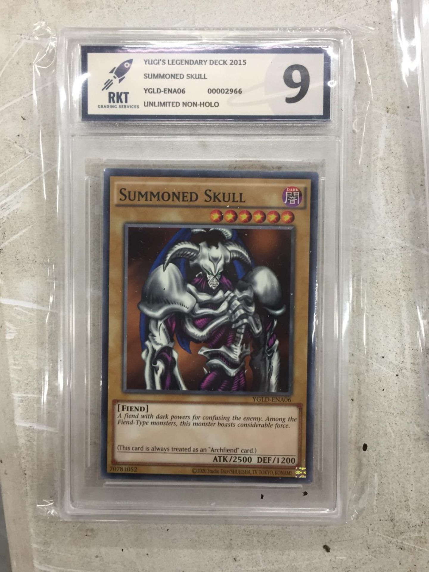 A YU-GI-OH GRADED 9/10 'SUMMONED SKULL' TRADING CARD