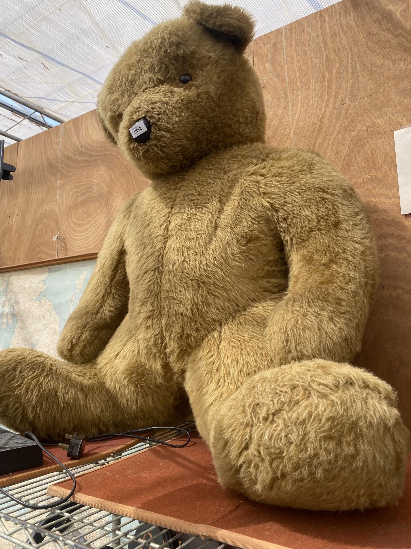 A LARGE VINTAGE TEDDY BEAR (H:94CM)